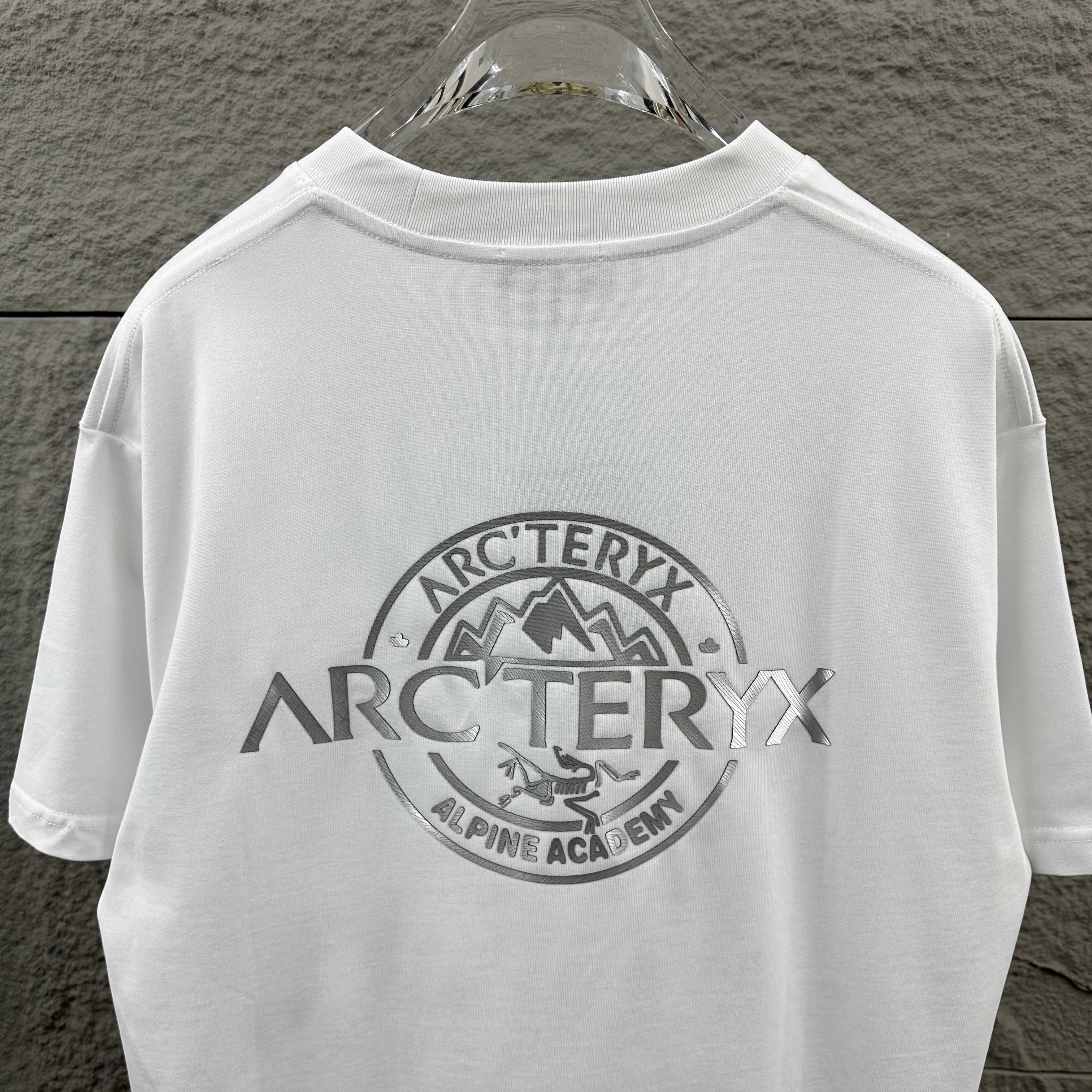 P80

ARC'TERYX*始祖*鸟2025春夏新款 个性经典字母立体厚板硅胶工艺 定制双纱平纹纯棉面料 短袖T恤 男女同款
尺码： S  （90-130斤）
          M  （120-150斤）
          L   （140-165斤）
         XL  （160-180斤） 
         XXL （180-210斤）
颜色：黑色   白色