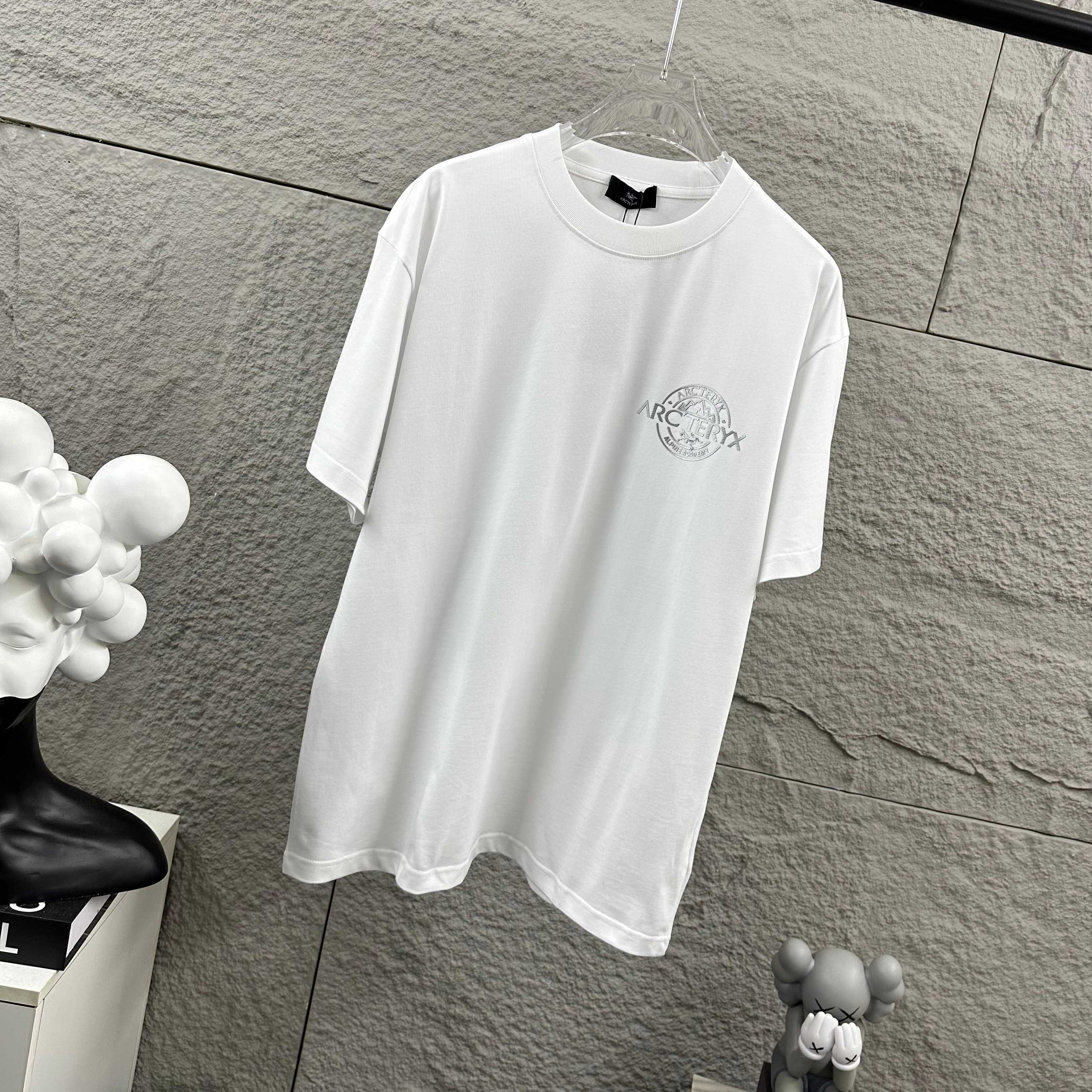 P80

ARC'TERYX*始祖*鸟2025春夏新款 个性经典字母立体厚板硅胶工艺 定制双纱平纹纯棉面料 短袖T恤 男女同款
尺码： S  （90-130斤）
          M  （120-150斤）
          L   （140-165斤）
         XL  （160-180斤） 
         XXL （180-210斤）
颜色：黑色   白色