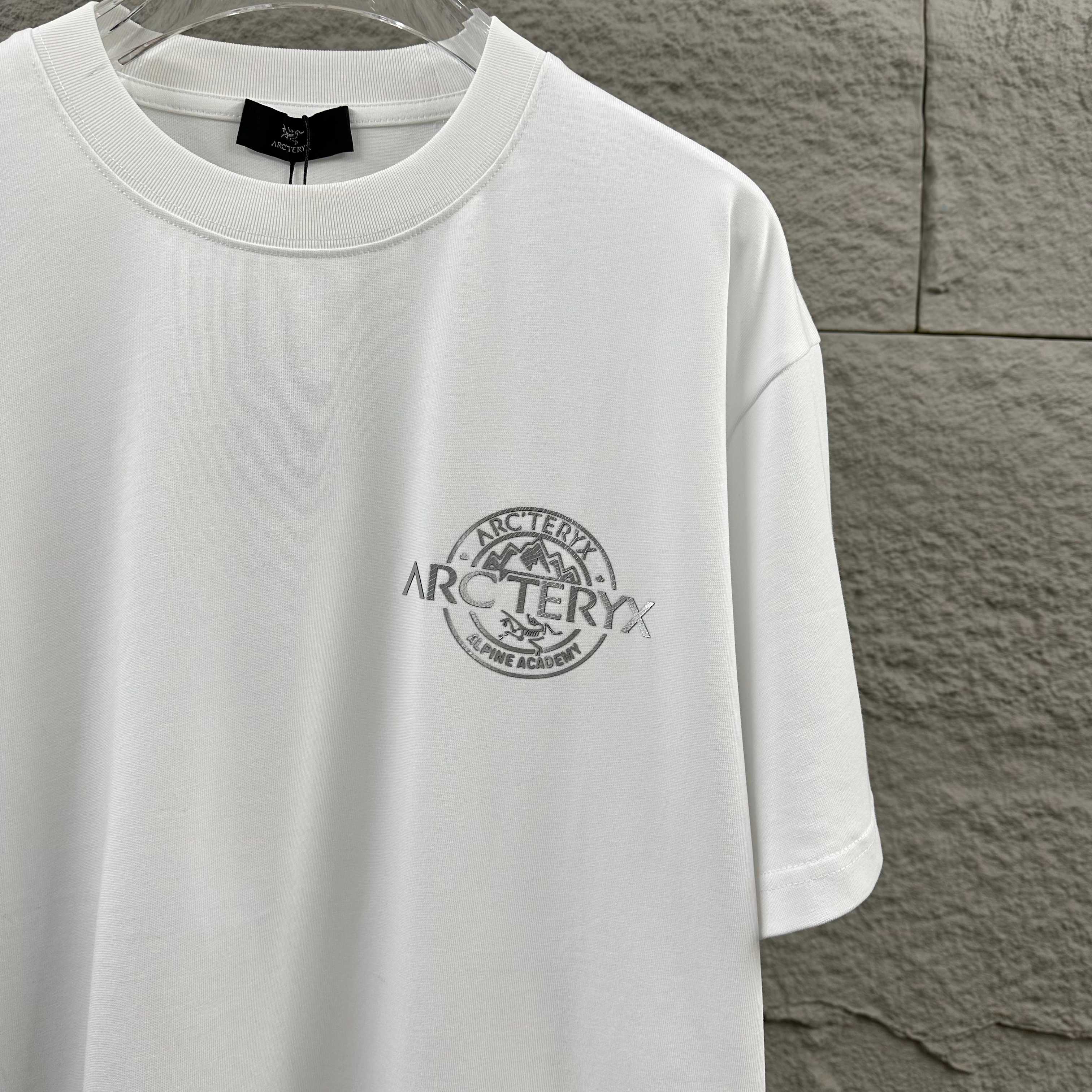 P80

ARC'TERYX*始祖*鸟2025春夏新款 个性经典字母立体厚板硅胶工艺 定制双纱平纹纯棉面料 短袖T恤 男女同款
尺码： S  （90-130斤）
          M  （120-150斤）
          L   （140-165斤）
         XL  （160-180斤） 
         XXL （180-210斤）
颜色：黑色   白色