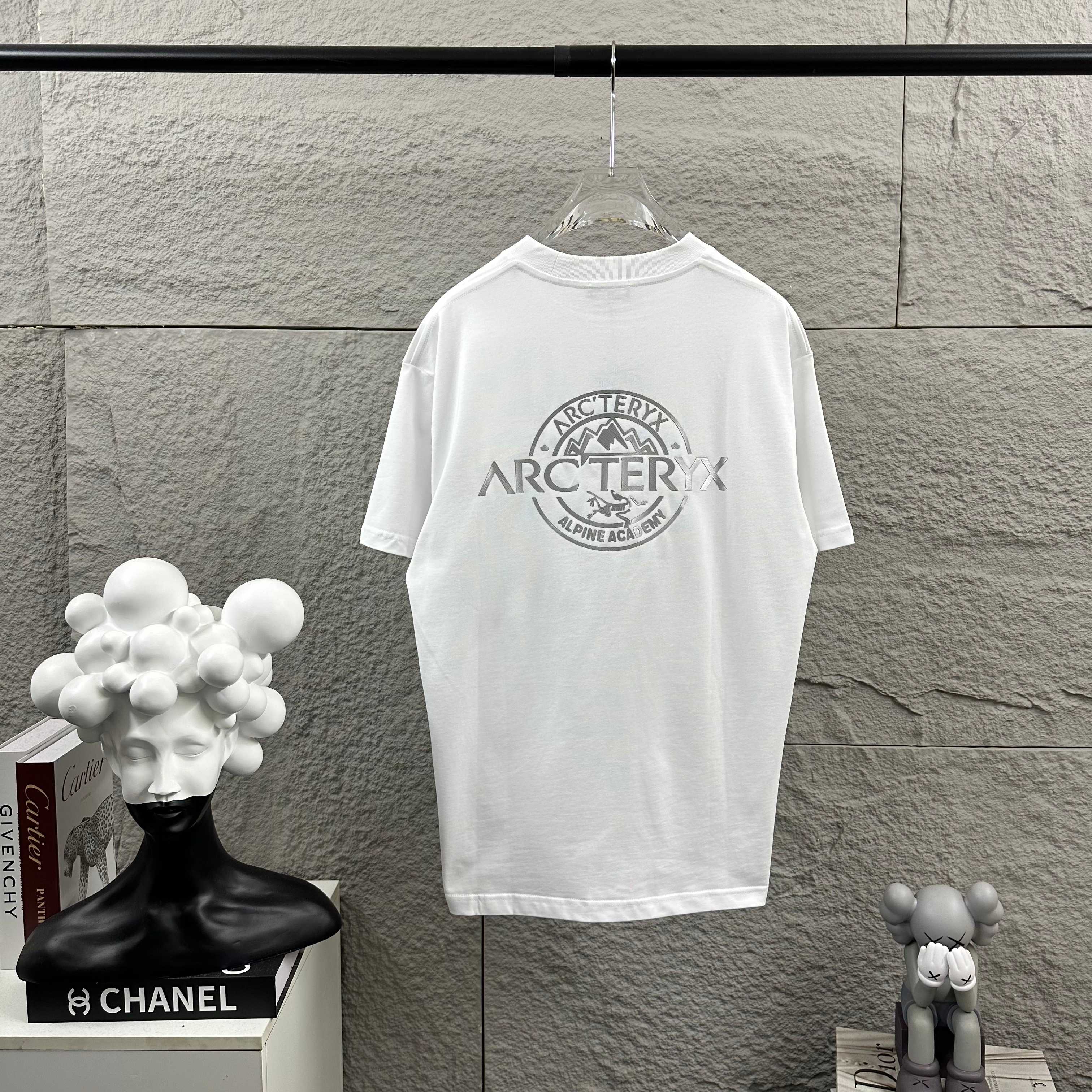 P80

ARC'TERYX*始祖*鸟2025春夏新款 个性经典字母立体厚板硅胶工艺 定制双纱平纹纯棉面料 短袖T恤 男女同款
尺码： S  （90-130斤）
          M  （120-150斤）
          L   （140-165斤）
         XL  （160-180斤） 
         XXL （180-210斤）
颜色：黑色   白色