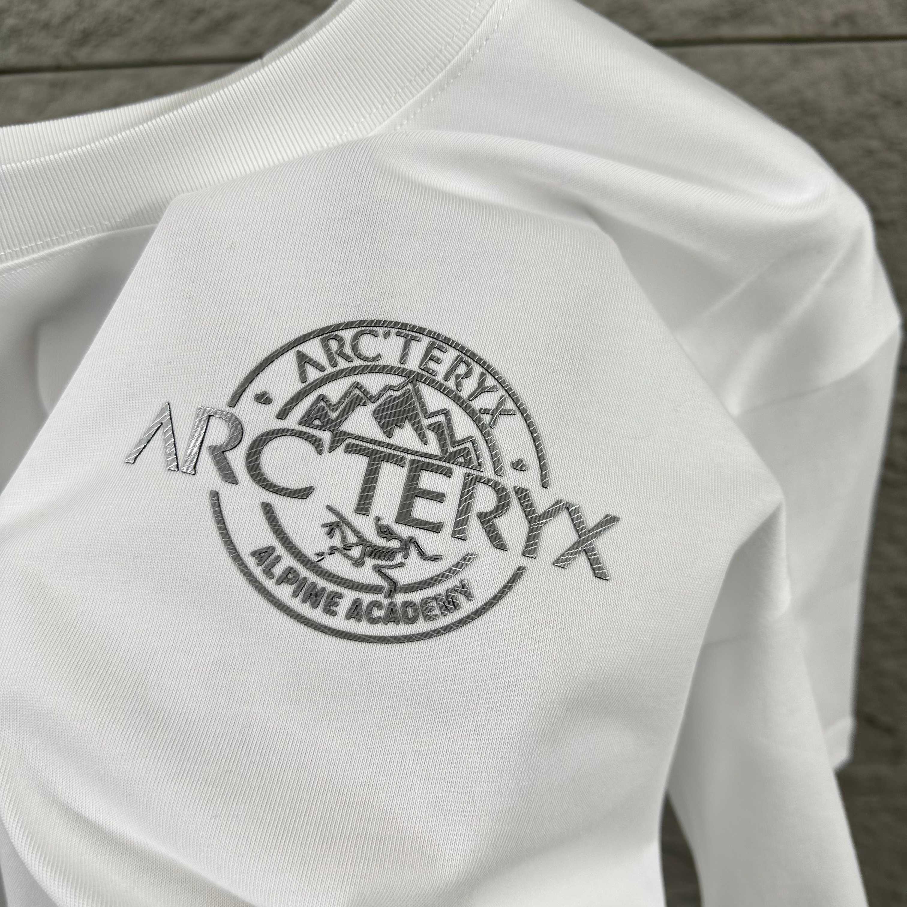 P80

ARC'TERYX*始祖*鸟2025春夏新款 个性经典字母立体厚板硅胶工艺 定制双纱平纹纯棉面料 短袖T恤 男女同款
尺码： S  （90-130斤）
          M  （120-150斤）
          L   （140-165斤）
         XL  （160-180斤） 
         XXL （180-210斤）
颜色：黑色   白色