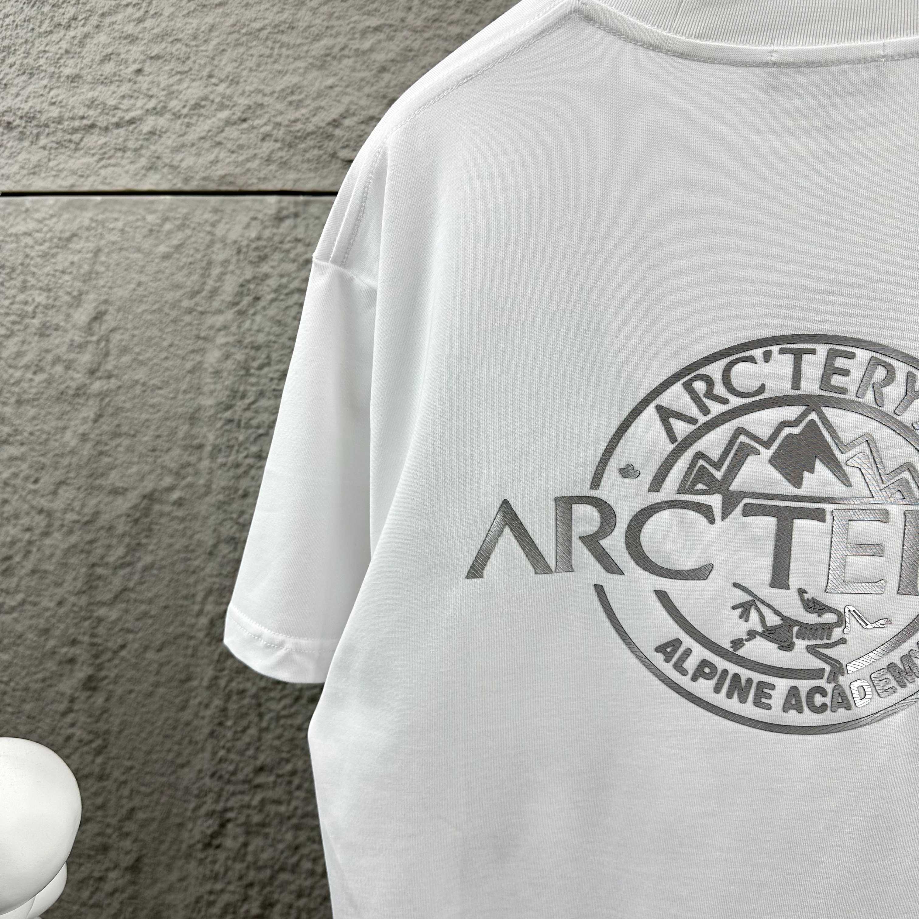 P80

ARC'TERYX*始祖*鸟2025春夏新款 个性经典字母立体厚板硅胶工艺 定制双纱平纹纯棉面料 短袖T恤 男女同款
尺码： S  （90-130斤）
          M  （120-150斤）
          L   （140-165斤）
         XL  （160-180斤） 
         XXL （180-210斤）
颜色：黑色   白色