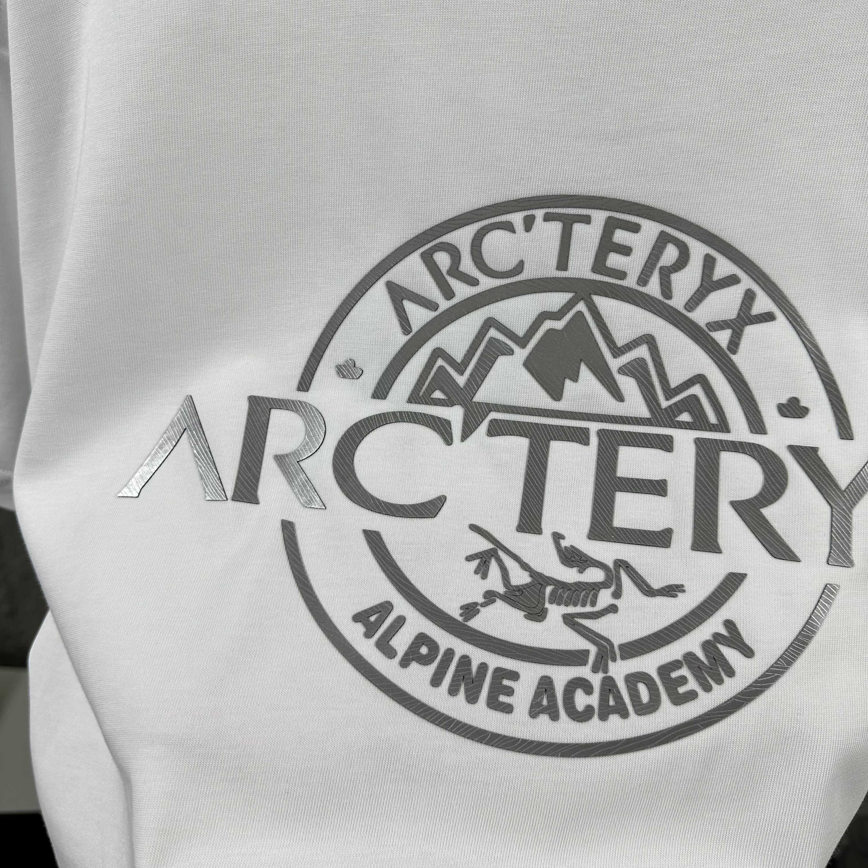 P80

ARC'TERYX*始祖*鸟2025春夏新款 个性经典字母立体厚板硅胶工艺 定制双纱平纹纯棉面料 短袖T恤 男女同款
尺码： S  （90-130斤）
          M  （120-150斤）
          L   （140-165斤）
         XL  （160-180斤） 
         XXL （180-210斤）
颜色：黑色   白色