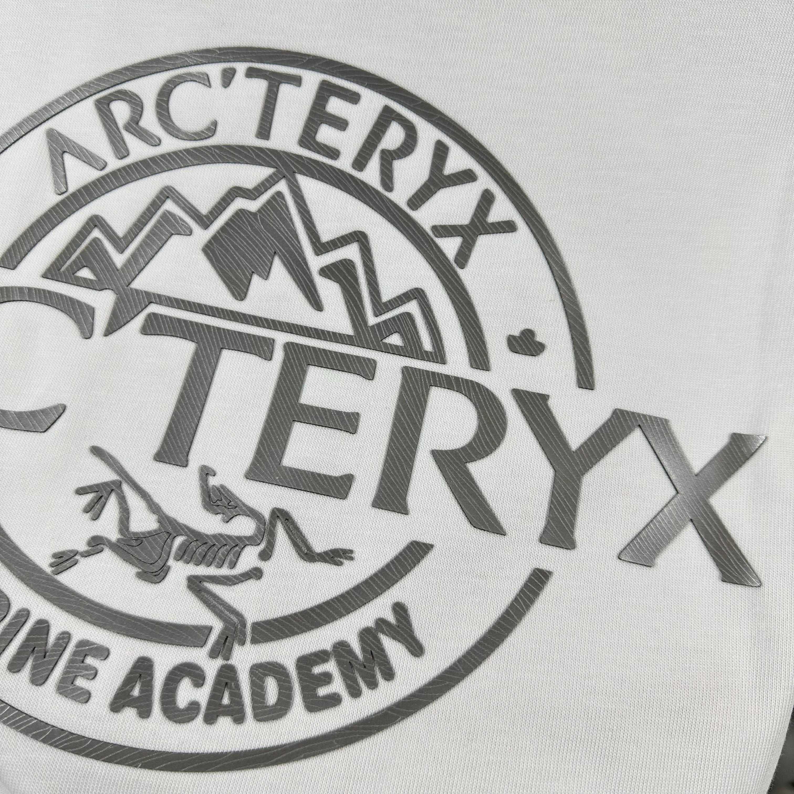P80

ARC'TERYX*始祖*鸟2025春夏新款 个性经典字母立体厚板硅胶工艺 定制双纱平纹纯棉面料 短袖T恤 男女同款
尺码： S  （90-130斤）
          M  （120-150斤）
          L   （140-165斤）
         XL  （160-180斤） 
         XXL （180-210斤）
颜色：黑色   白色