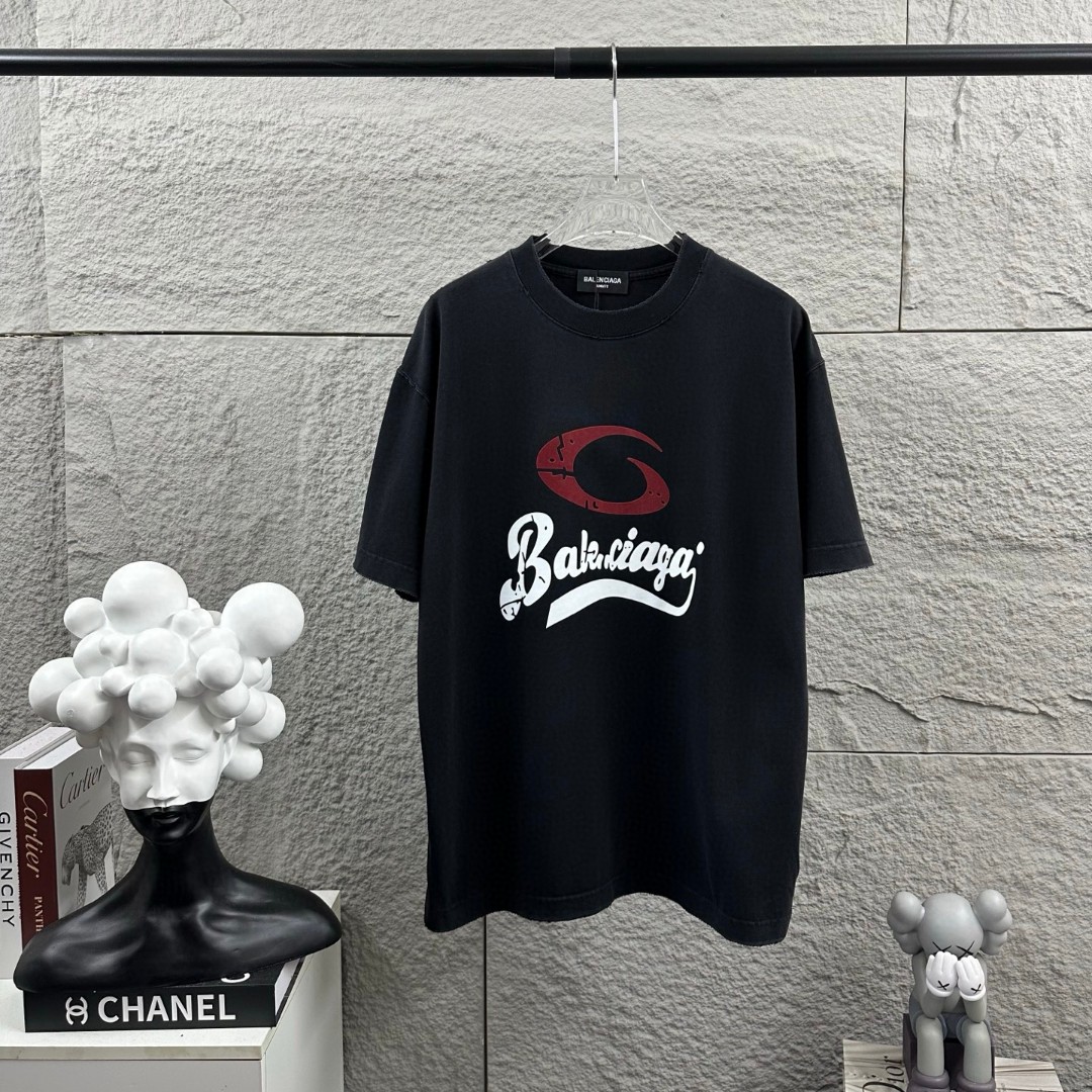 P85 BALENciaga*París*Nueva temporada primavera/verano. Efecto desgastado con rotos, técnica de flocado tridimensional e…