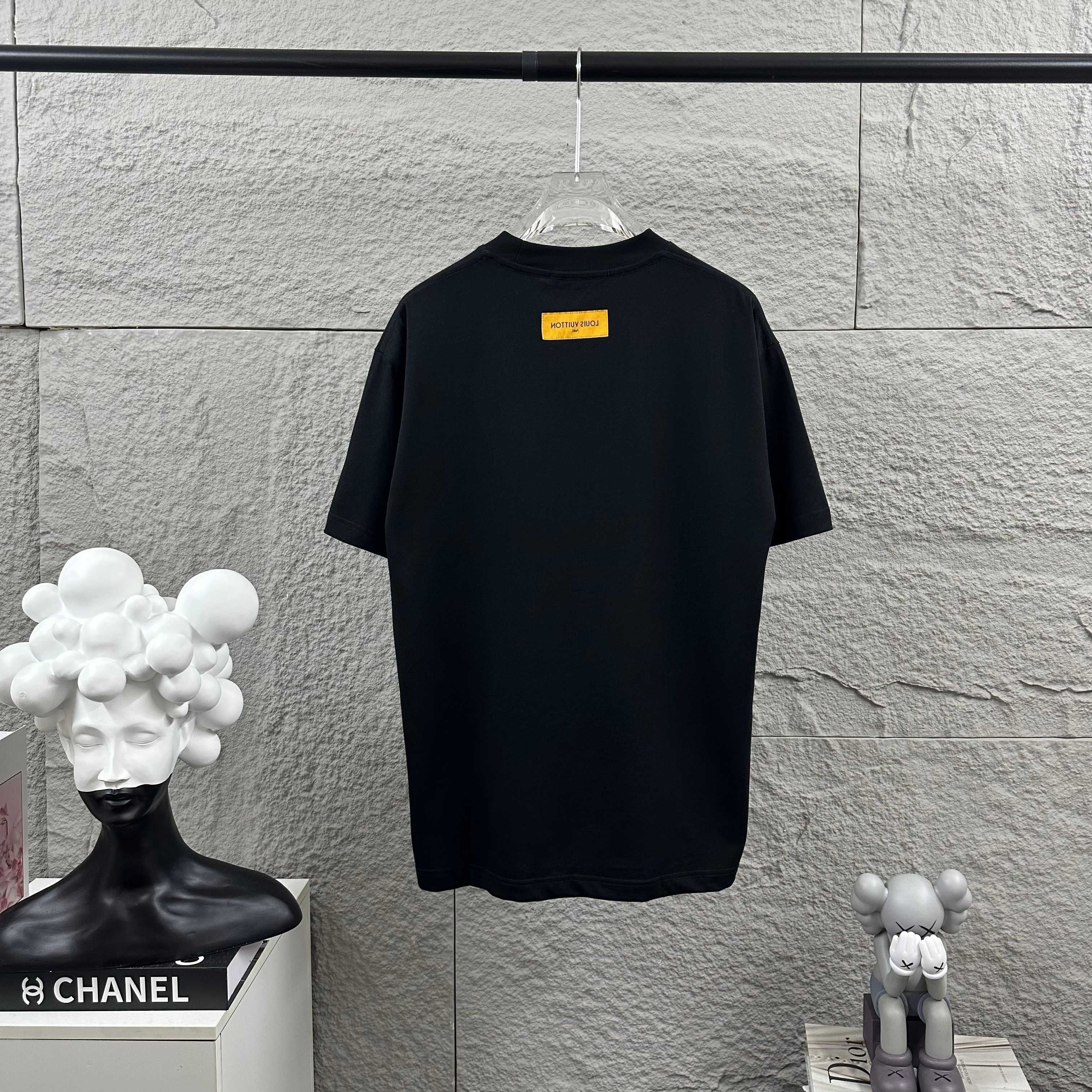 Louis Vuitton 1v 路易*2026春夏新款 大v字母立体刺绣工艺设计 定制双纱平纹纯棉面料 短袖T恤