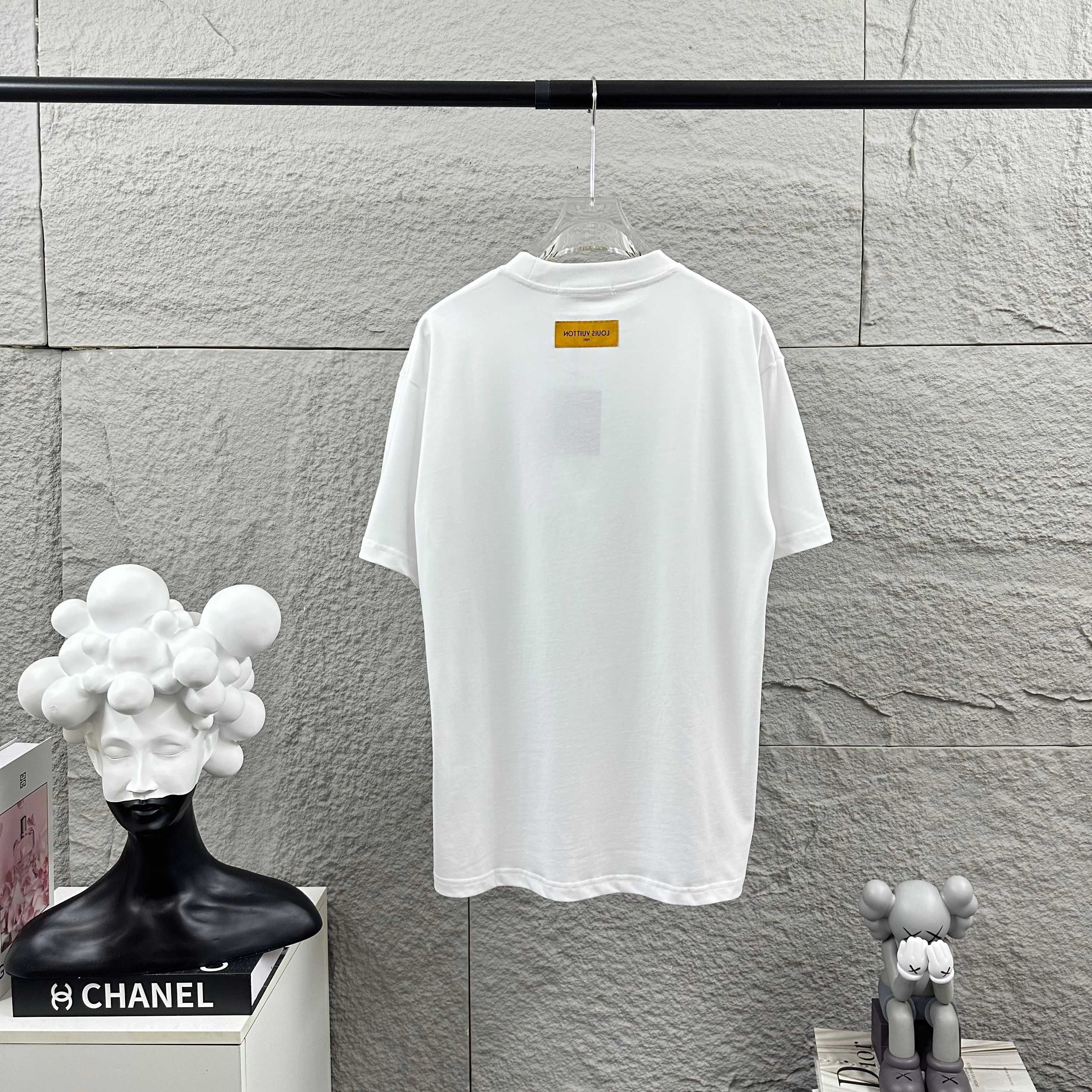 Louis Vuitton 1v 路易*2026春夏新款 大v字母立体刺绣工艺设计 定制双纱平纹纯棉面料 短袖T恤