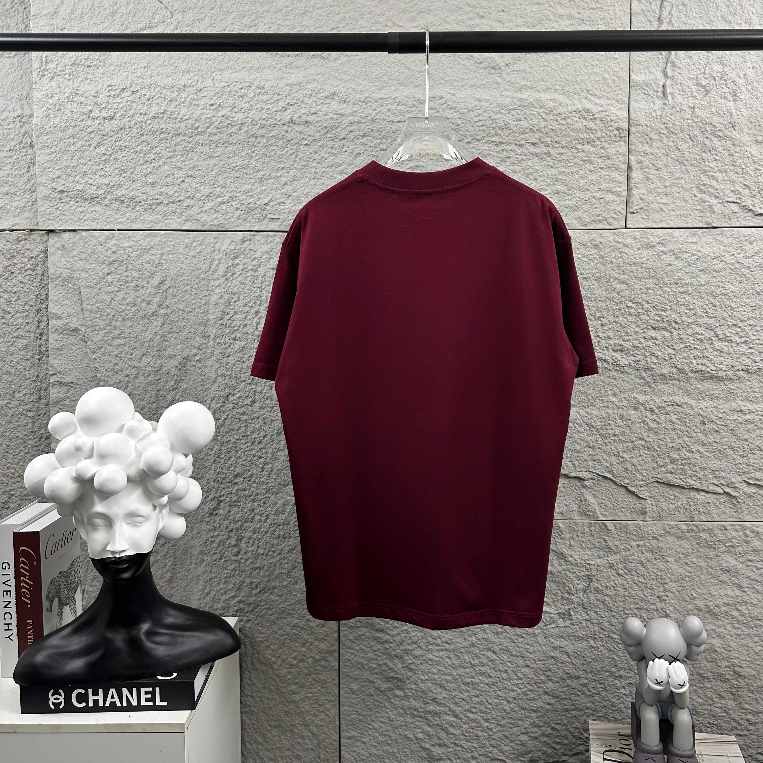 P75  
Herme*爱马仕* 2026春夏新款  马年大吉 经典印花 定制双纱平纹纯棉面料 短袖T恤 男女同款
颜色  ：黑色  白色  安哥拉红色 花灰色
尺码： S  （90-130斤）
          M  （120-150斤）
          L   （140-165斤）
         XL  （160-180斤） 
         XXL （180-210斤）