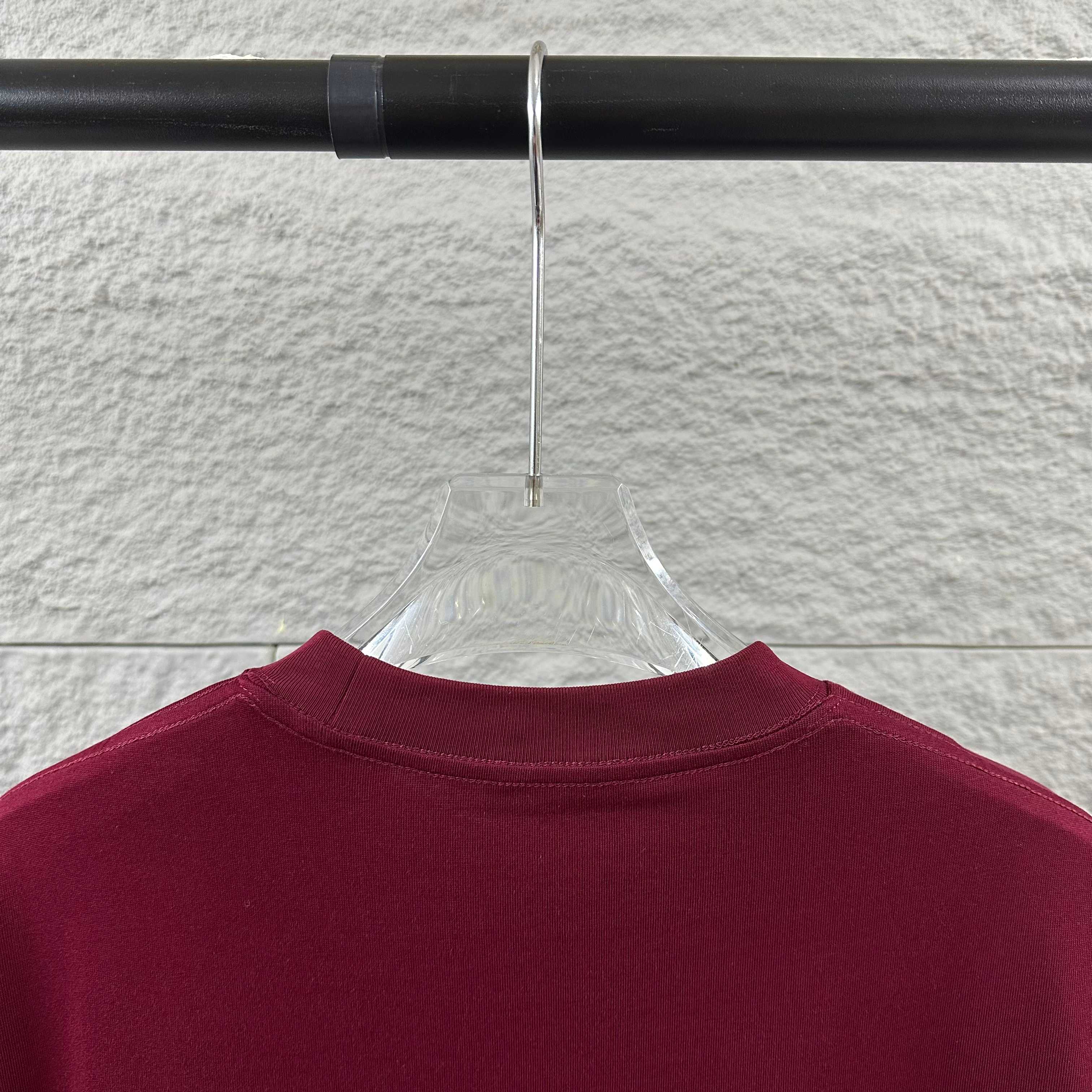 P75  
Herme*爱马仕* 2026春夏新款  马年大吉 经典印花 定制双纱平纹纯棉面料 短袖T恤 男女同款
颜色  ：黑色  白色  安哥拉红色 花灰色
尺码： S  （90-130斤）
          M  （120-150斤）
          L   （140-165斤）
         XL  （160-180斤） 
         XXL （180-210斤）