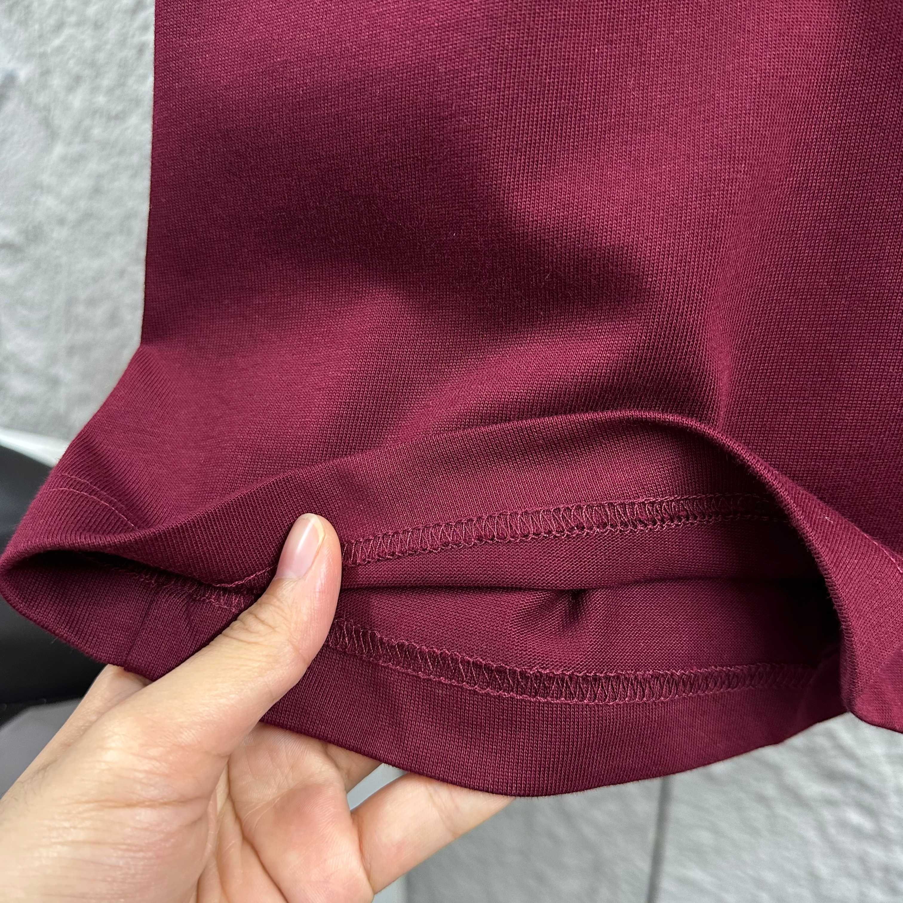 P75  
Herme*爱马仕* 2026春夏新款  马年大吉 经典印花 定制双纱平纹纯棉面料 短袖T恤 男女同款
颜色  ：黑色  白色  安哥拉红色 花灰色
尺码： S  （90-130斤）
          M  （120-150斤）
          L   （140-165斤）
         XL  （160-180斤） 
         XXL （180-210斤）