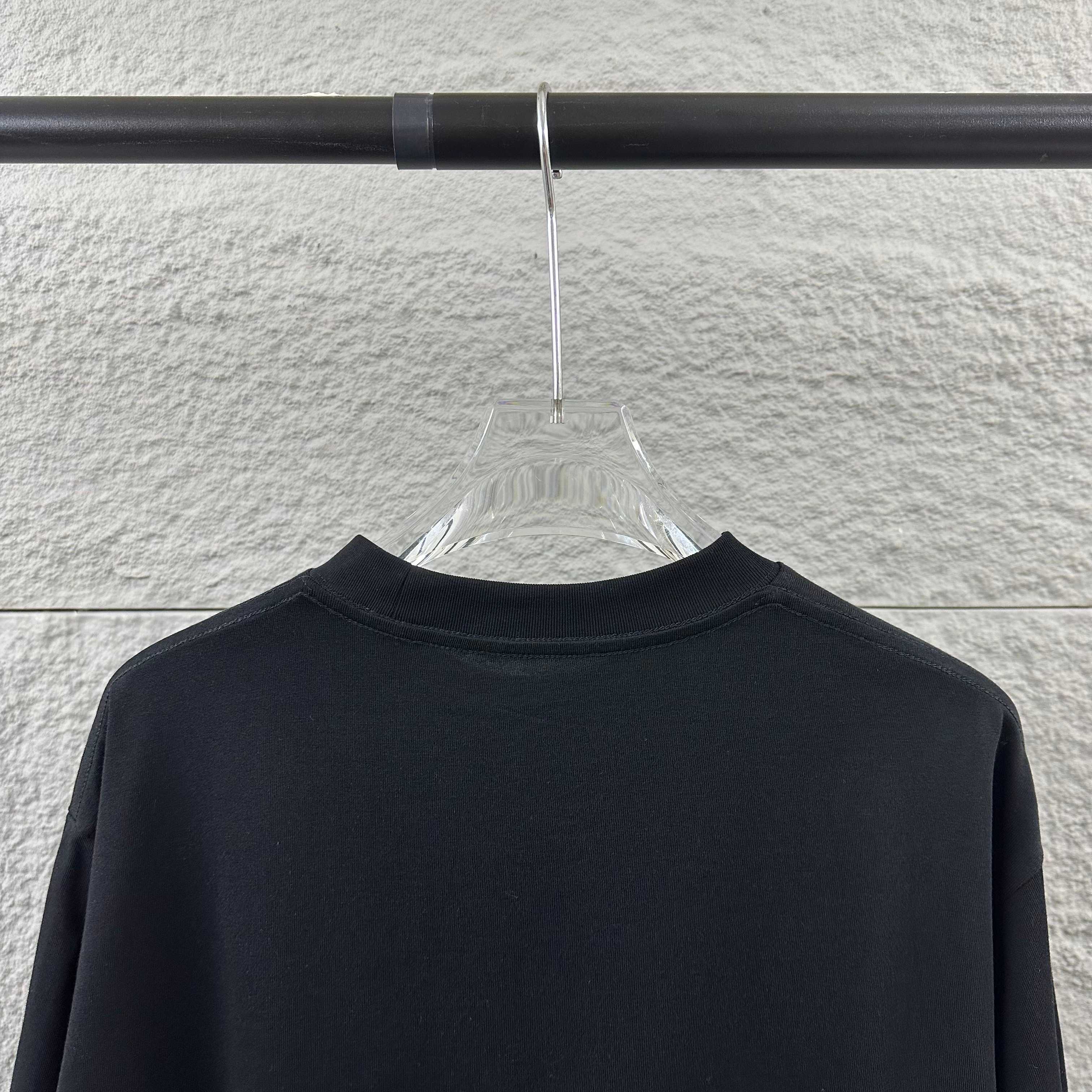 P75  
Herme*爱马仕* 2026春夏新款  马年大吉 经典印花 定制双纱平纹纯棉面料 短袖T恤 男女同款
颜色  ：黑色  白色  安哥拉红色 花灰色
尺码： S  （90-130斤）
          M  （120-150斤）
          L   （140-165斤）
         XL  （160-180斤） 
         XXL （180-210斤）