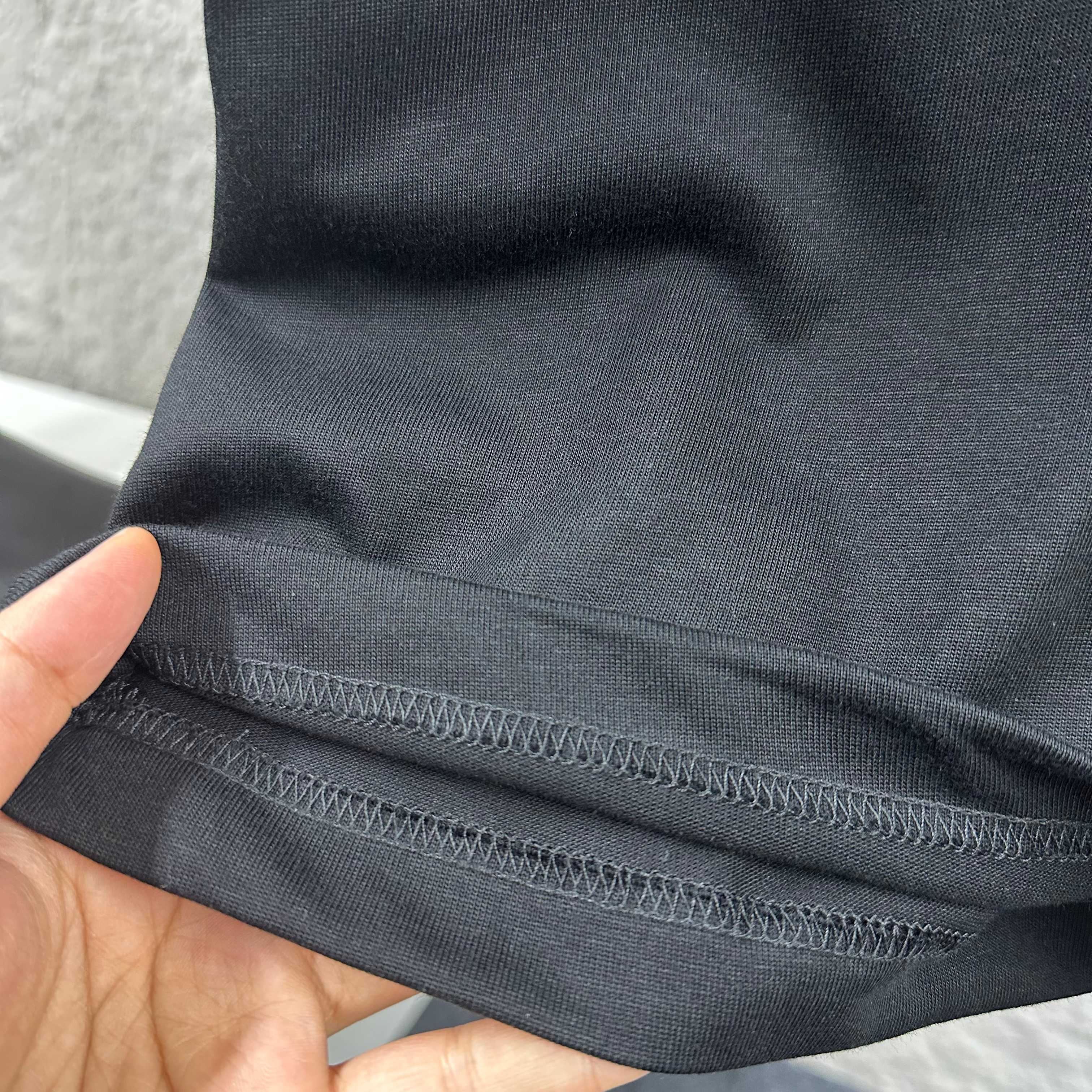 P75  
Herme*爱马仕* 2026春夏新款  马年大吉 经典印花 定制双纱平纹纯棉面料 短袖T恤 男女同款
颜色  ：黑色  白色  安哥拉红色 花灰色
尺码： S  （90-130斤）
          M  （120-150斤）
          L   （140-165斤）
         XL  （160-180斤） 
         XXL （180-210斤）