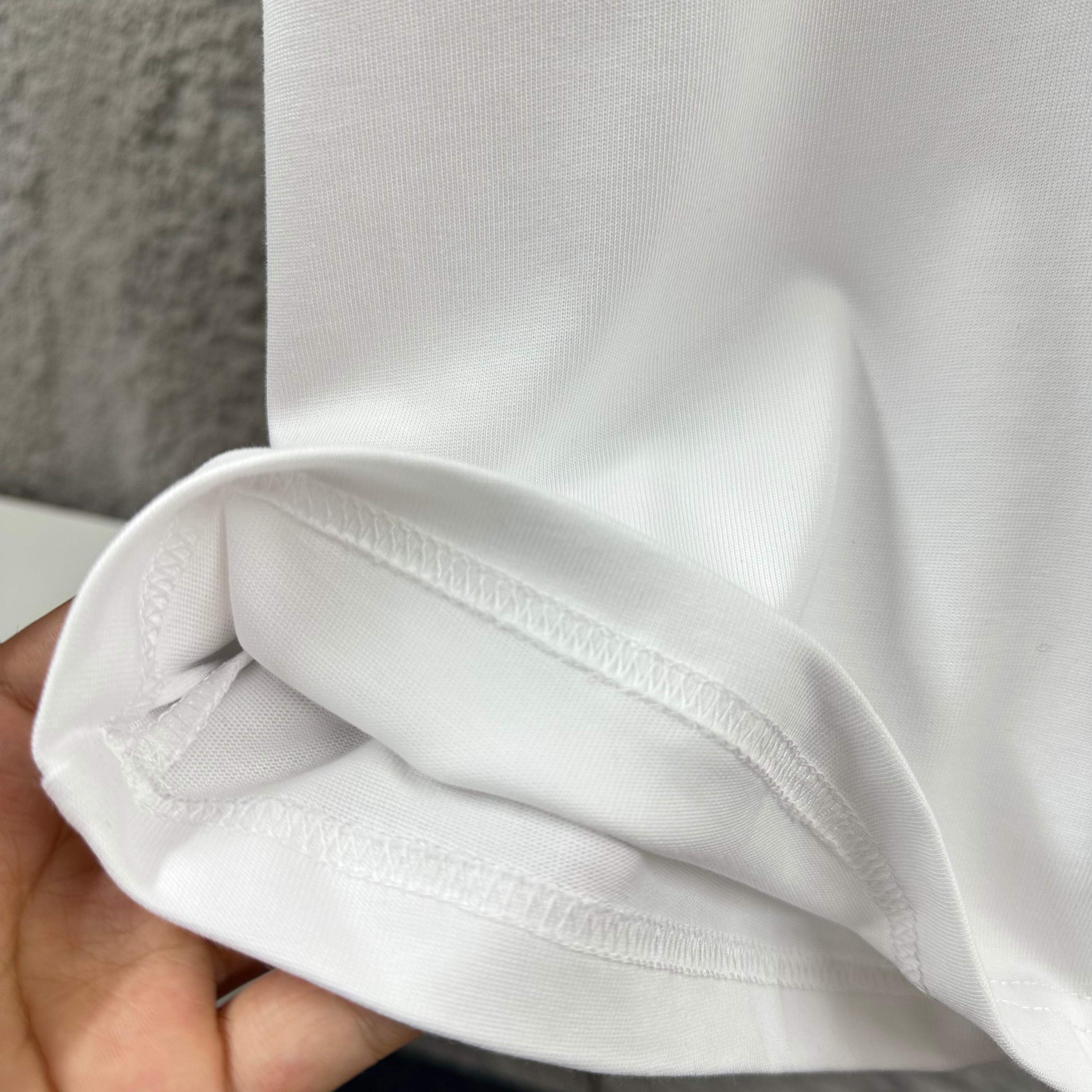 P75  
Herme*爱马仕* 2026春夏新款  马年大吉 经典印花 定制双纱平纹纯棉面料 短袖T恤 男女同款
颜色  ：黑色  白色  安哥拉红色 花灰色
尺码： S  （90-130斤）
          M  （120-150斤）
          L   （140-165斤）
         XL  （160-180斤） 
         XXL （180-210斤）