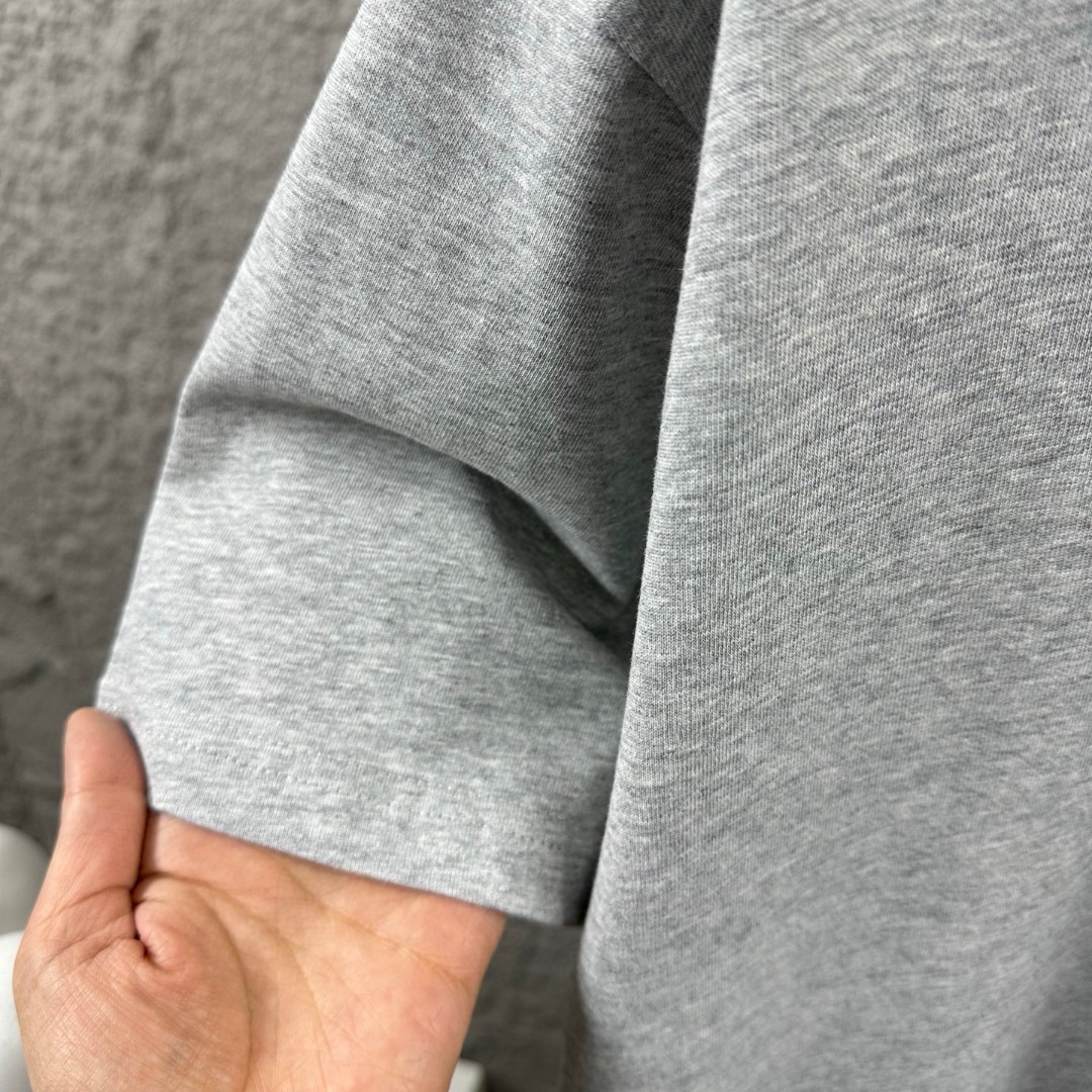 P75  
Herme*爱马仕* 2026春夏新款  马年大吉 经典印花 定制双纱平纹纯棉面料 短袖T恤 男女同款
颜色  ：黑色  白色  安哥拉红色 花灰色
尺码： S  （90-130斤）
          M  （120-150斤）
          L   （140-165斤）
         XL  （160-180斤） 
         XXL （180-210斤）