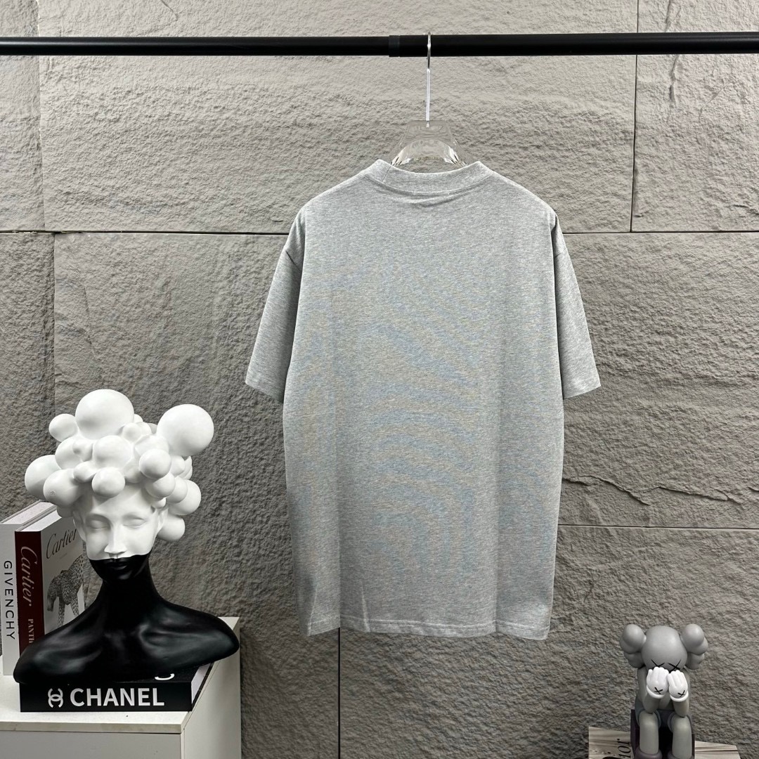 P75  
Herme*爱马仕* 2026春夏新款  马年大吉 经典印花 定制双纱平纹纯棉面料 短袖T恤 男女同款
颜色  ：黑色  白色  安哥拉红色 花灰色
尺码： S  （90-130斤）
          M  （120-150斤）
          L   （140-165斤）
         XL  （160-180斤） 
         XXL （180-210斤）