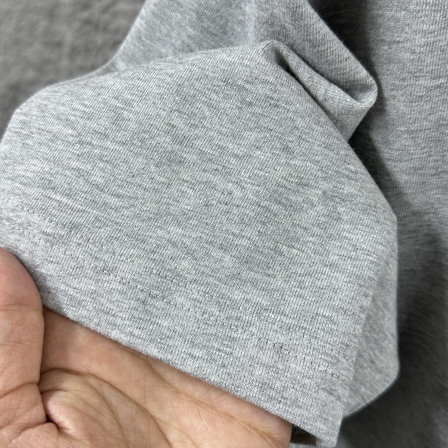 P75  
Herme*爱马仕* 2026春夏新款  马年大吉 经典印花 定制双纱平纹纯棉面料 短袖T恤 男女同款
颜色  ：黑色  白色  安哥拉红色 花灰色
尺码： S  （90-130斤）
          M  （120-150斤）
          L   （140-165斤）
         XL  （160-180斤） 
         XXL （180-210斤）