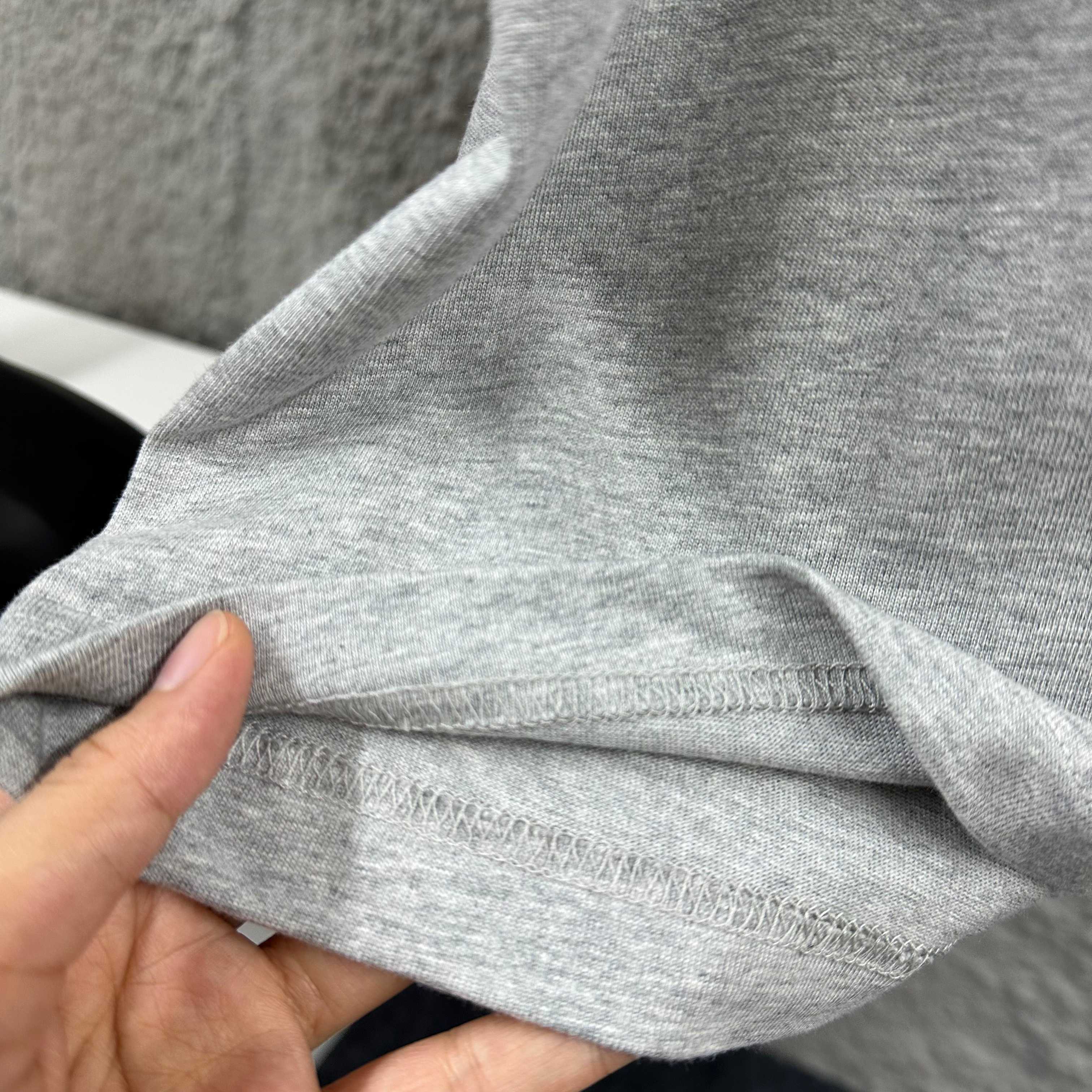 P75  
Herme*爱马仕* 2026春夏新款  马年大吉 经典印花 定制双纱平纹纯棉面料 短袖T恤 男女同款
颜色  ：黑色  白色  安哥拉红色 花灰色
尺码： S  （90-130斤）
          M  （120-150斤）
          L   （140-165斤）
         XL  （160-180斤） 
         XXL （180-210斤）