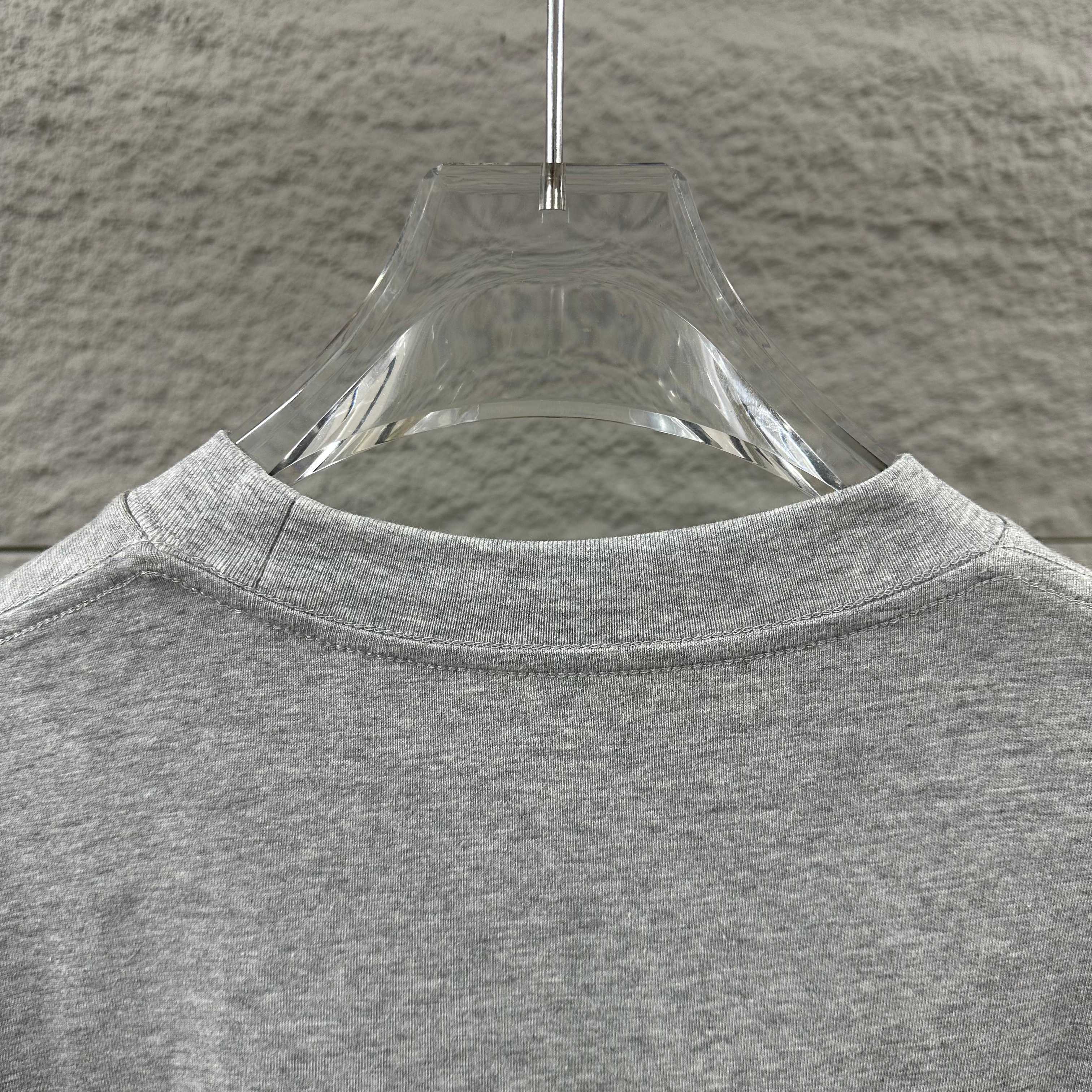 P75  
Herme*爱马仕* 2026春夏新款  马年大吉 经典印花 定制双纱平纹纯棉面料 短袖T恤 男女同款
颜色  ：黑色  白色  安哥拉红色 花灰色
尺码： S  （90-130斤）
          M  （120-150斤）
          L   （140-165斤）
         XL  （160-180斤） 
         XXL （180-210斤）