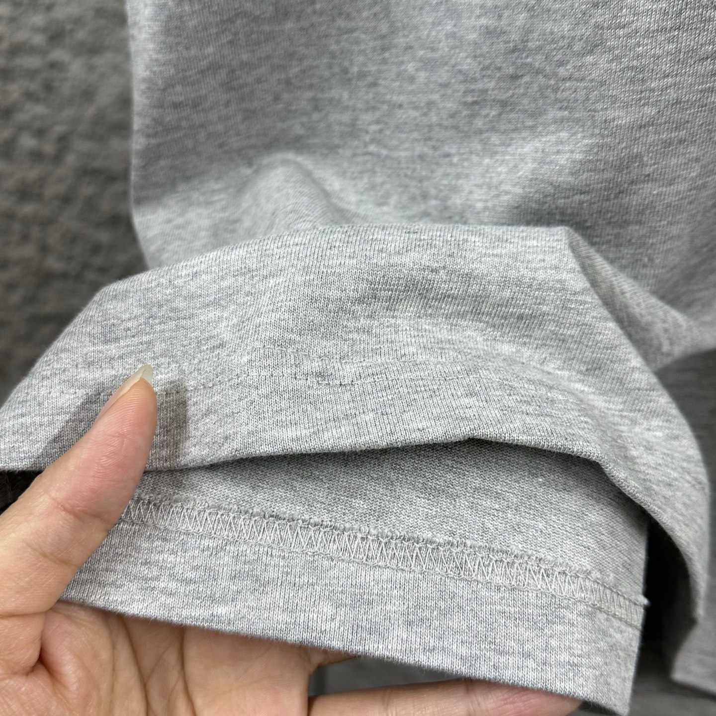 P75  
Herme*爱马仕* 2026春夏新款  马年大吉 经典印花 定制双纱平纹纯棉面料 短袖T恤 男女同款
颜色  ：黑色  白色  安哥拉红色 花灰色
尺码： S  （90-130斤）
          M  （120-150斤）
          L   （140-165斤）
         XL  （160-180斤） 
         XXL （180-210斤）