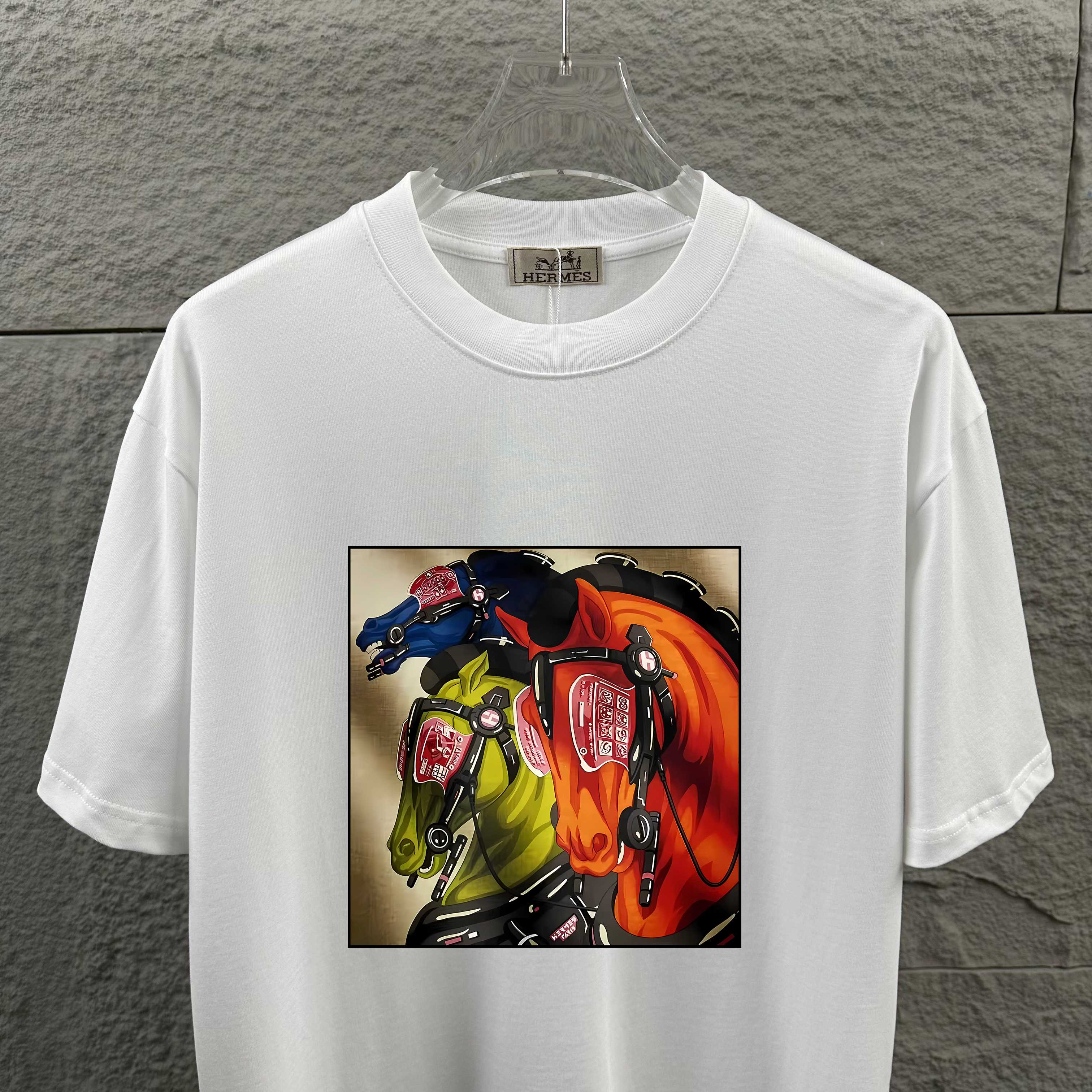 P75  
Herme*爱马仕* 2026春夏新款  马年大吉 经典印花 定制双纱平纹纯棉面料 短袖T恤 男女同款
颜色  ：黑色  白色  安哥拉红色 
尺码： S  （90-130斤）
          M  （120-150斤）
          L   （140-165斤）
         XL  （160-180斤） 
         XXL （180-210斤）