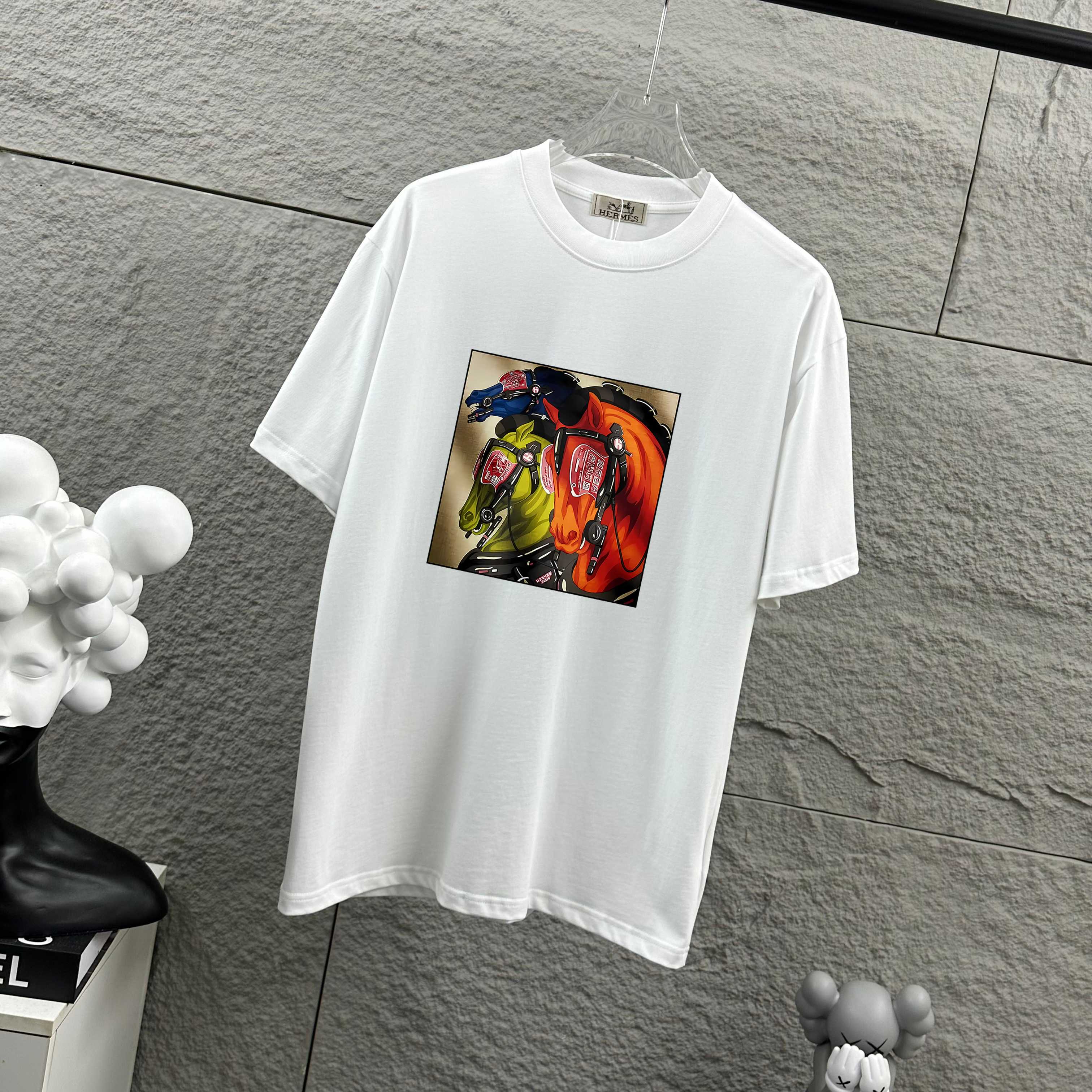 P75  
Herme*爱马仕* 2026春夏新款  马年大吉 经典印花 定制双纱平纹纯棉面料 短袖T恤 男女同款
颜色  ：黑色  白色  安哥拉红色 
尺码： S  （90-130斤）
          M  （120-150斤）
          L   （140-165斤）
         XL  （160-180斤） 
         XXL （180-210斤）