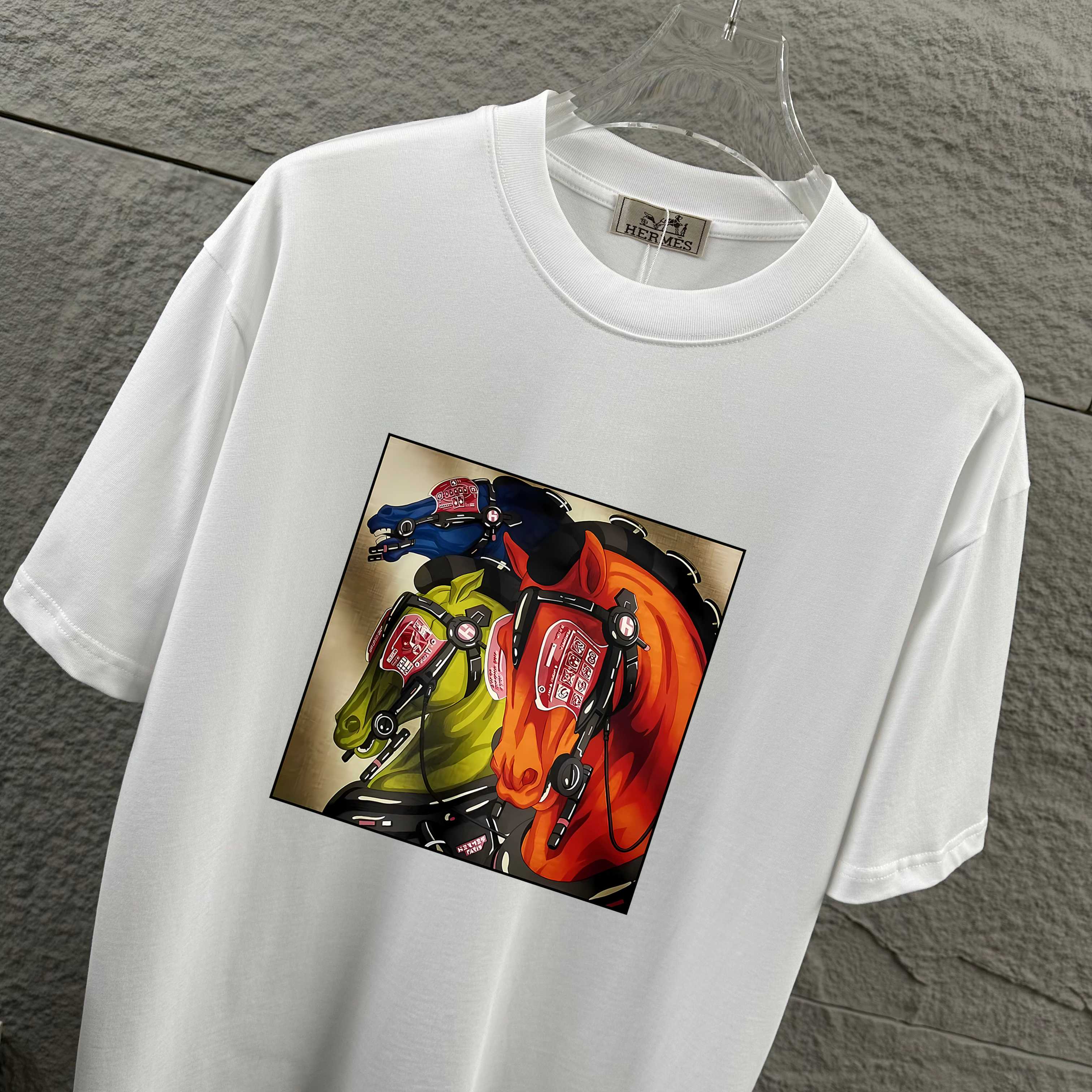 P75  
Herme*爱马仕* 2026春夏新款  马年大吉 经典印花 定制双纱平纹纯棉面料 短袖T恤 男女同款
颜色  ：黑色  白色  安哥拉红色 
尺码： S  （90-130斤）
          M  （120-150斤）
          L   （140-165斤）
         XL  （160-180斤） 
         XXL （180-210斤）