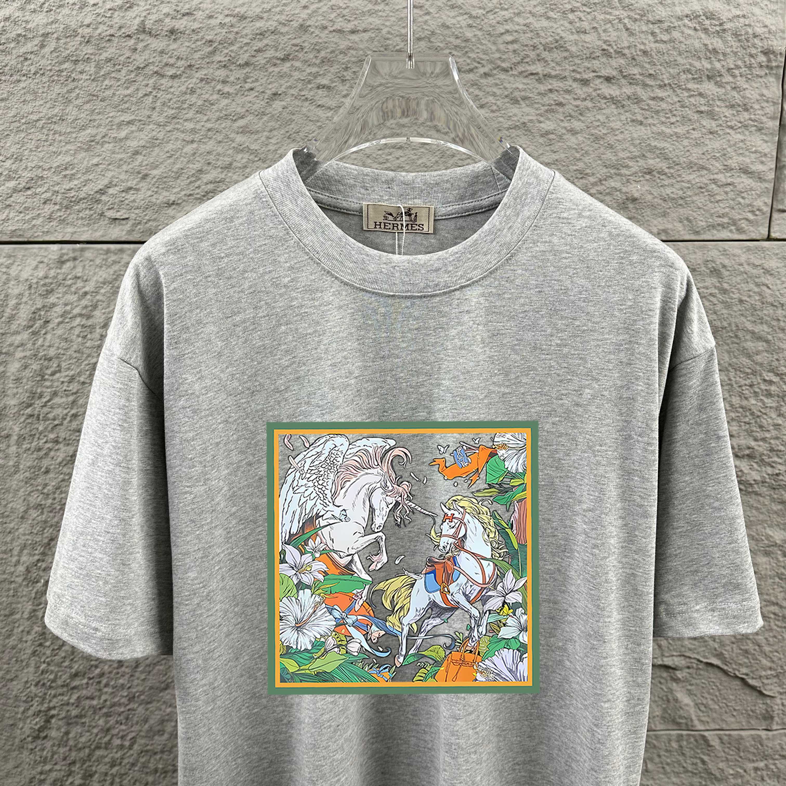 P75  
Herme*爱马仕* 2026春夏新款  马年大吉 经典印花 定制双纱平纹纯棉面料 短袖T恤 男女同款
颜色  ：黑色  白色  安哥拉红色 花灰色
尺码： S  （90-130斤）
          M  （120-150斤）
          L   （140-165斤）
         XL  （160-180斤） 
         XXL （180-210斤）