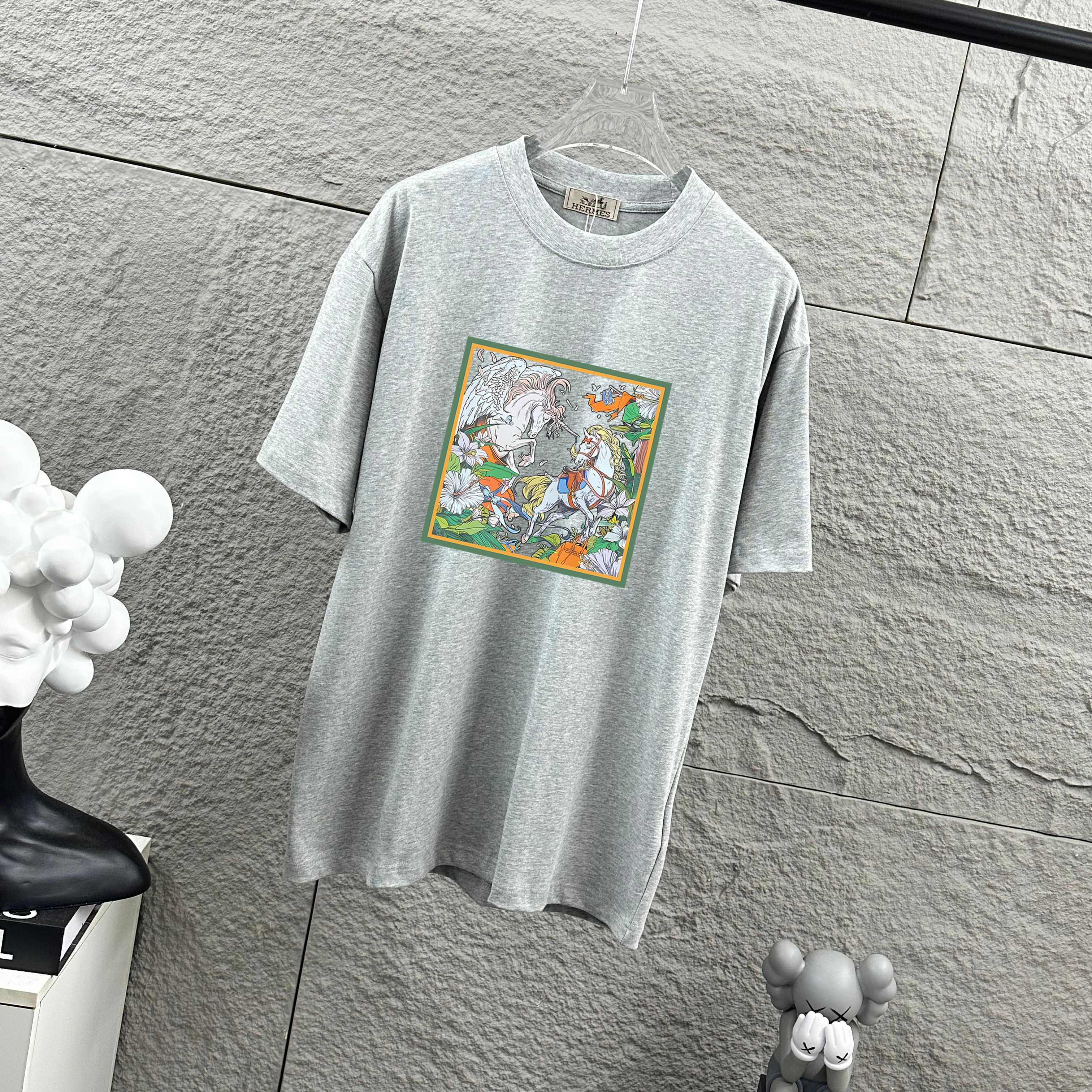 P75  
Herme*爱马仕* 2026春夏新款  马年大吉 经典印花 定制双纱平纹纯棉面料 短袖T恤 男女同款
颜色  ：黑色  白色  安哥拉红色 花灰色
尺码： S  （90-130斤）
          M  （120-150斤）
          L   （140-165斤）
         XL  （160-180斤） 
         XXL （180-210斤）