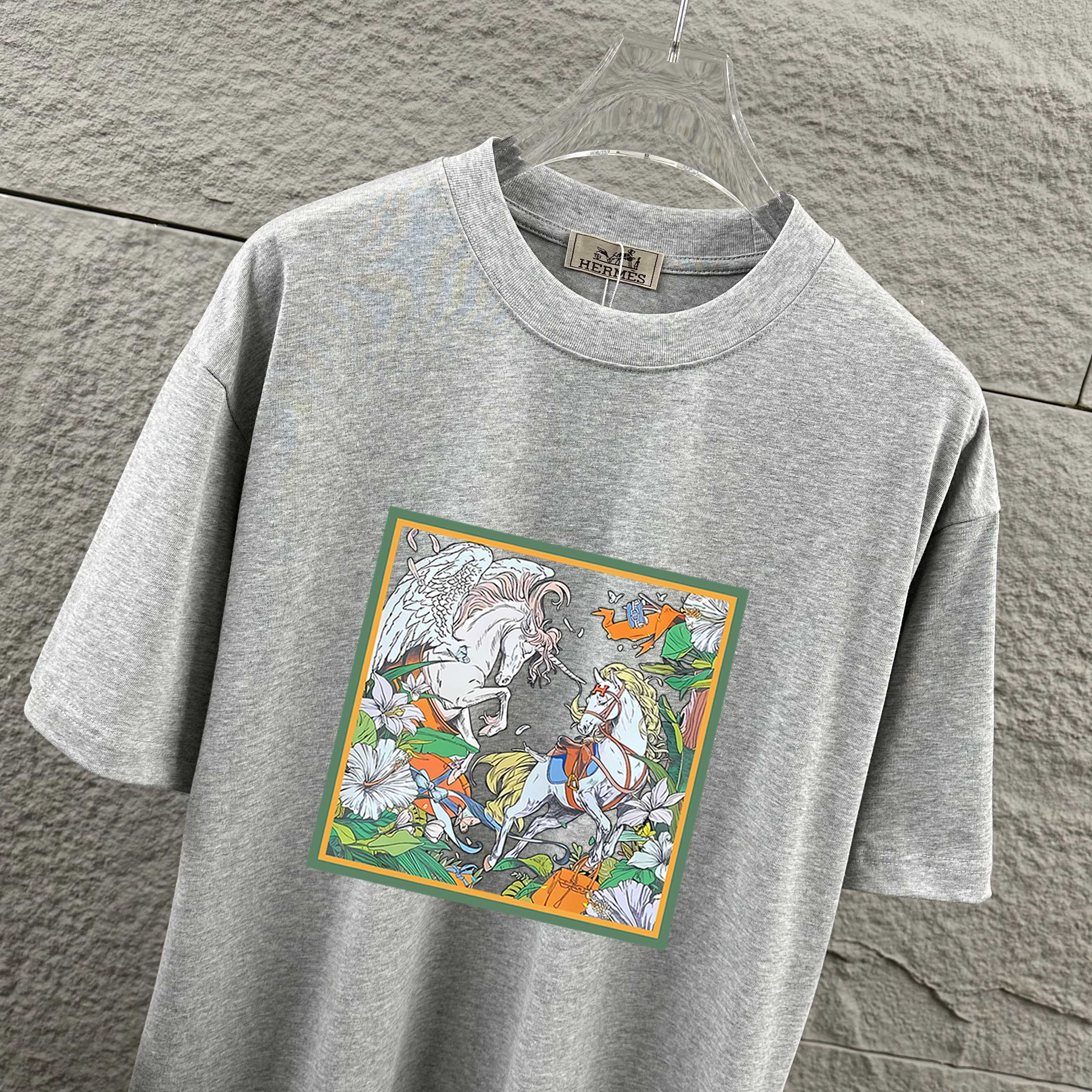 P75  
Herme*爱马仕* 2026春夏新款  马年大吉 经典印花 定制双纱平纹纯棉面料 短袖T恤 男女同款
颜色  ：黑色  白色  安哥拉红色 花灰色
尺码： S  （90-130斤）
          M  （120-150斤）
          L   （140-165斤）
         XL  （160-180斤） 
         XXL （180-210斤）