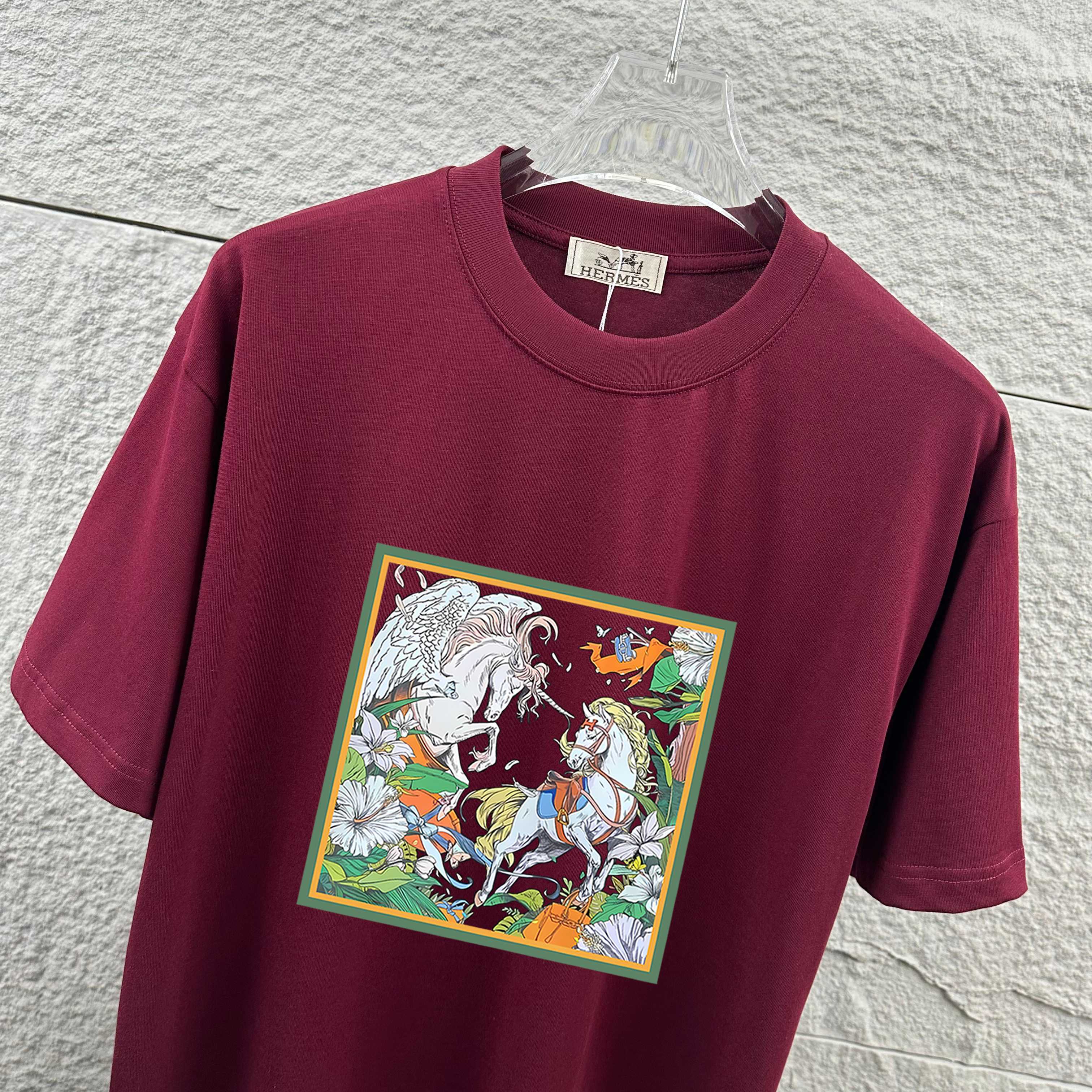 P75  
Herme*爱马仕* 2026春夏新款  马年大吉 经典印花 定制双纱平纹纯棉面料 短袖T恤 男女同款
颜色  ：黑色  白色  安哥拉红色 花灰色
尺码： S  （90-130斤）
          M  （120-150斤）
          L   （140-165斤）
         XL  （160-180斤） 
         XXL （180-210斤）