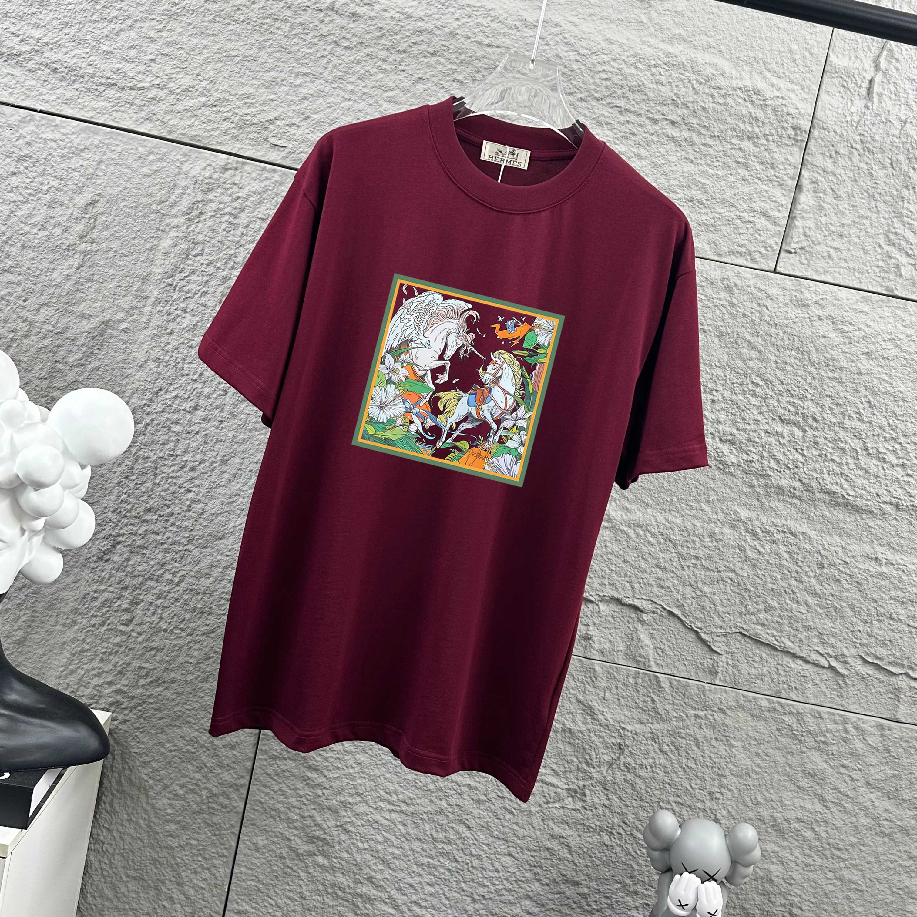 P75  
Herme*爱马仕* 2026春夏新款  马年大吉 经典印花 定制双纱平纹纯棉面料 短袖T恤 男女同款
颜色  ：黑色  白色  安哥拉红色 花灰色
尺码： S  （90-130斤）
          M  （120-150斤）
          L   （140-165斤）
         XL  （160-180斤） 
         XXL （180-210斤）