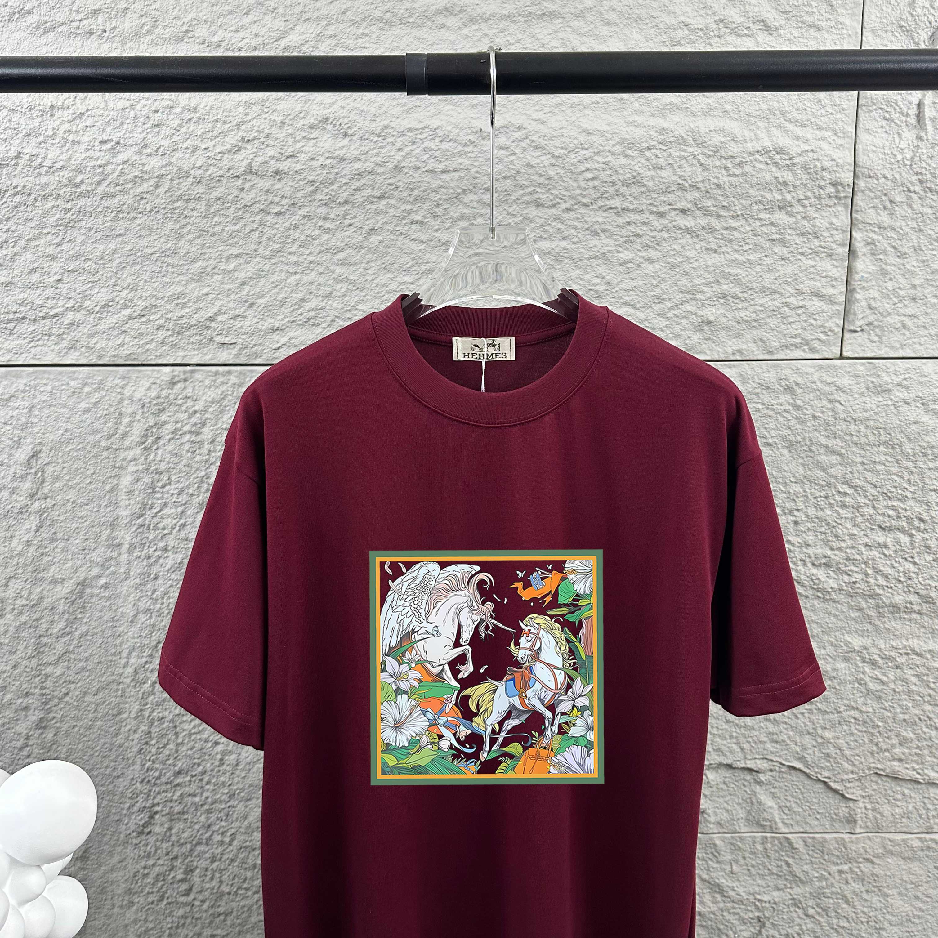 P75  
Herme*爱马仕* 2026春夏新款  马年大吉 经典印花 定制双纱平纹纯棉面料 短袖T恤 男女同款
颜色  ：黑色  白色  安哥拉红色 花灰色
尺码： S  （90-130斤）
          M  （120-150斤）
          L   （140-165斤）
         XL  （160-180斤） 
         XXL （180-210斤）