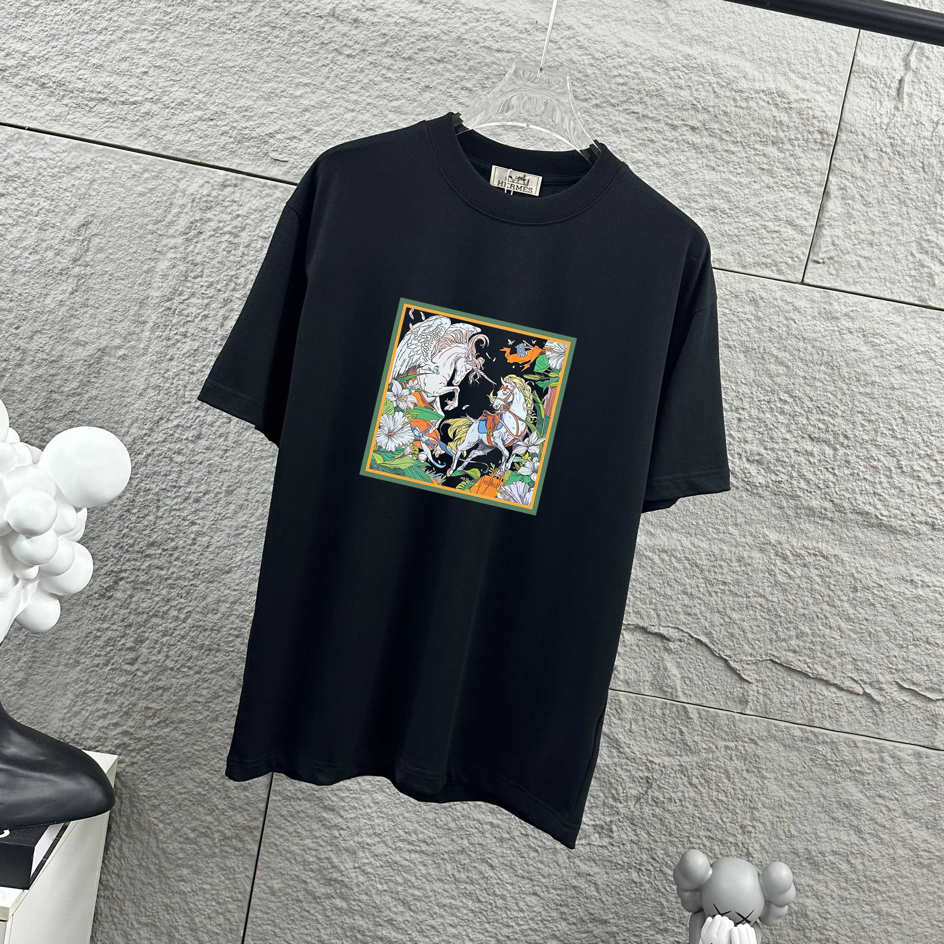 P75  
Herme*爱马仕* 2026春夏新款  马年大吉 经典印花 定制双纱平纹纯棉面料 短袖T恤 男女同款
颜色  ：黑色  白色  安哥拉红色 花灰色
尺码： S  （90-130斤）
          M  （120-150斤）
          L   （140-165斤）
         XL  （160-180斤） 
         XXL （180-210斤）