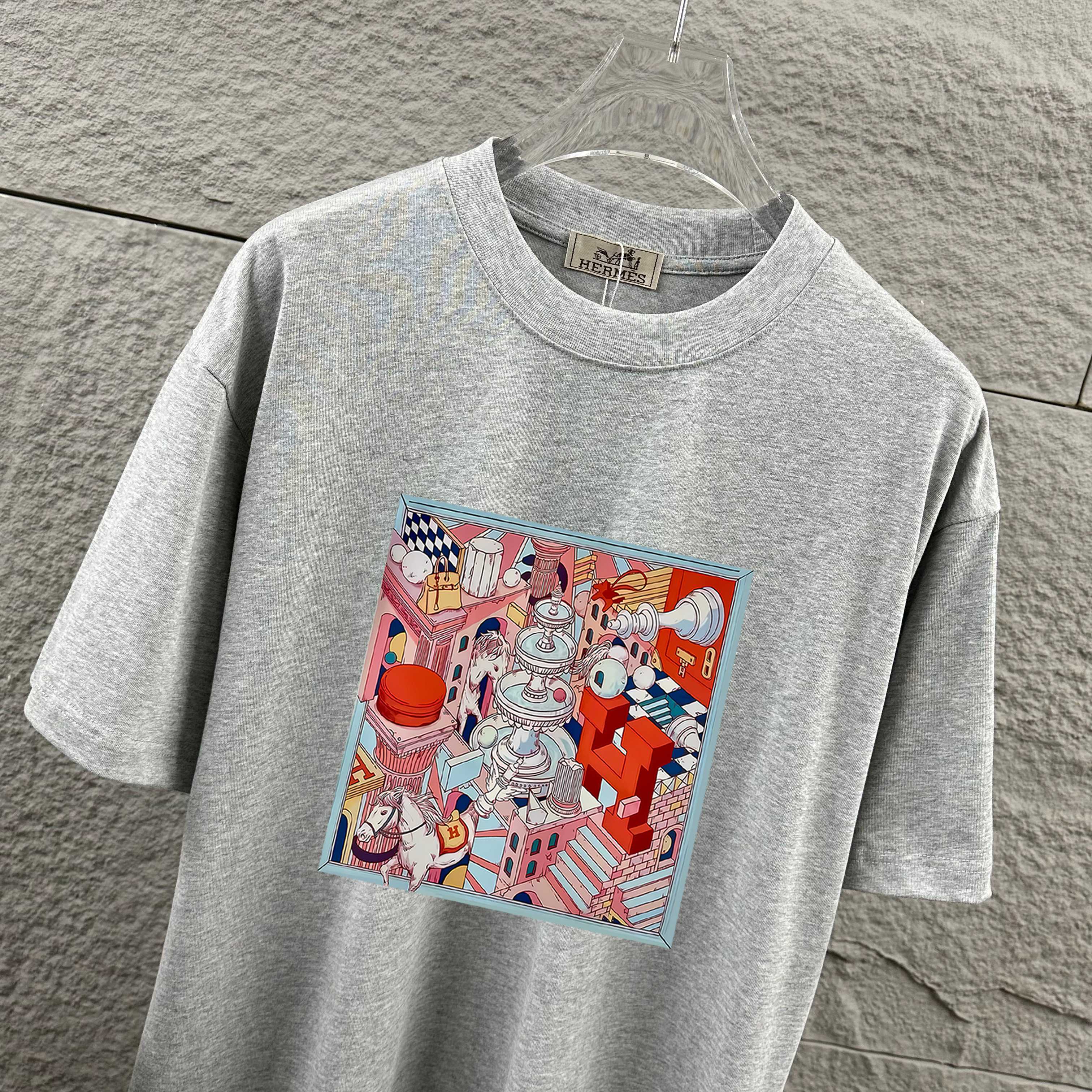 P75  
Herme*爱马仕* 2026春夏新款  马年大吉 经典印花 定制双纱平纹纯棉面料 短袖T恤 男女同款
颜色  ：黑色  白色  安哥拉红色 花灰色
尺码： S  （90-130斤）
          M  （120-150斤）
          L   （140-165斤）
         XL  （160-180斤） 
         XXL （180-210斤）