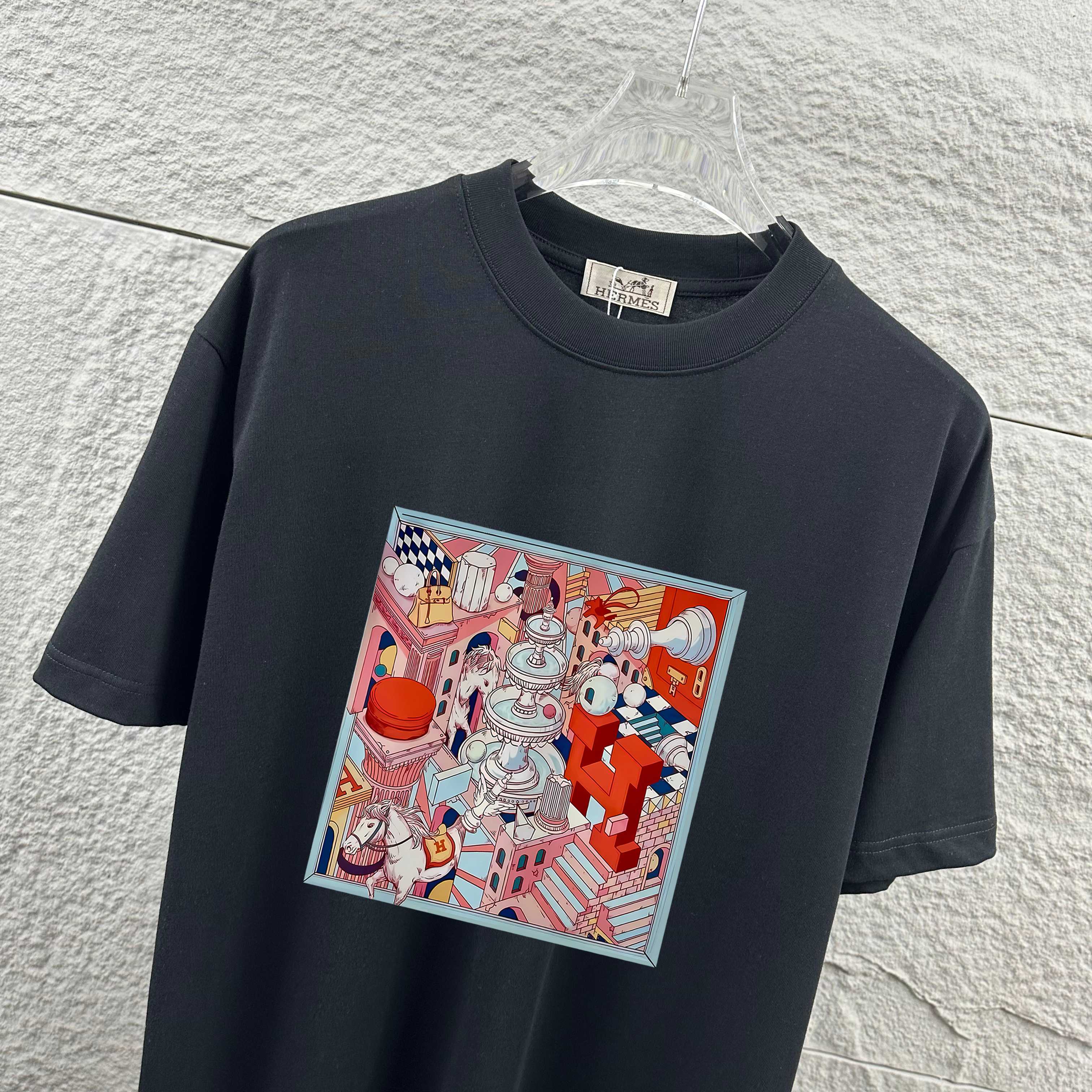 P75  
Herme*爱马仕* 2026春夏新款  马年大吉 经典印花 定制双纱平纹纯棉面料 短袖T恤 男女同款
颜色  ：黑色  白色  安哥拉红色 花灰色
尺码： S  （90-130斤）
          M  （120-150斤）
          L   （140-165斤）
         XL  （160-180斤） 
         XXL （180-210斤）