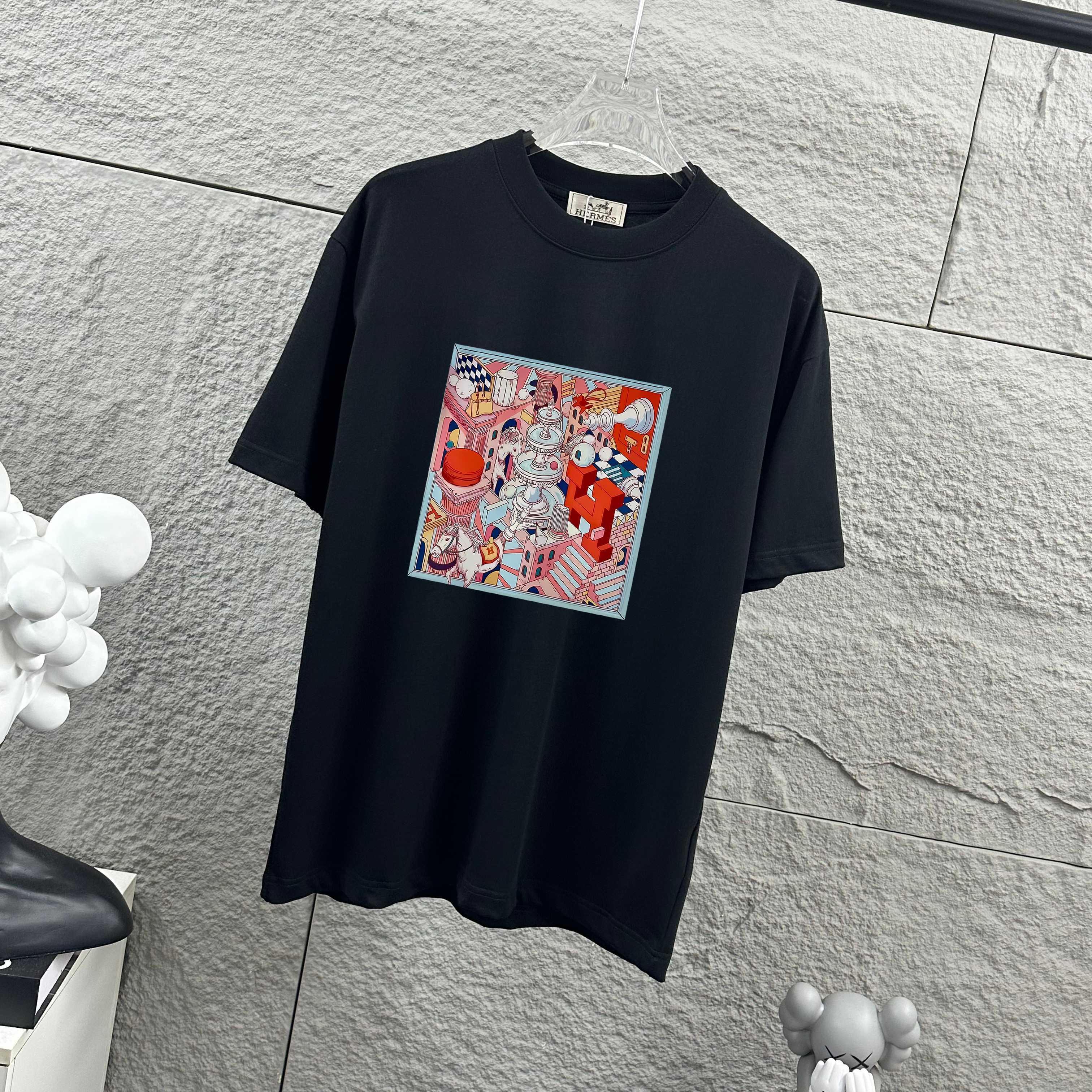 P75  
Herme*爱马仕* 2026春夏新款  马年大吉 经典印花 定制双纱平纹纯棉面料 短袖T恤 男女同款
颜色  ：黑色  白色  安哥拉红色 花灰色
尺码： S  （90-130斤）
          M  （120-150斤）
          L   （140-165斤）
         XL  （160-180斤） 
         XXL （180-210斤）