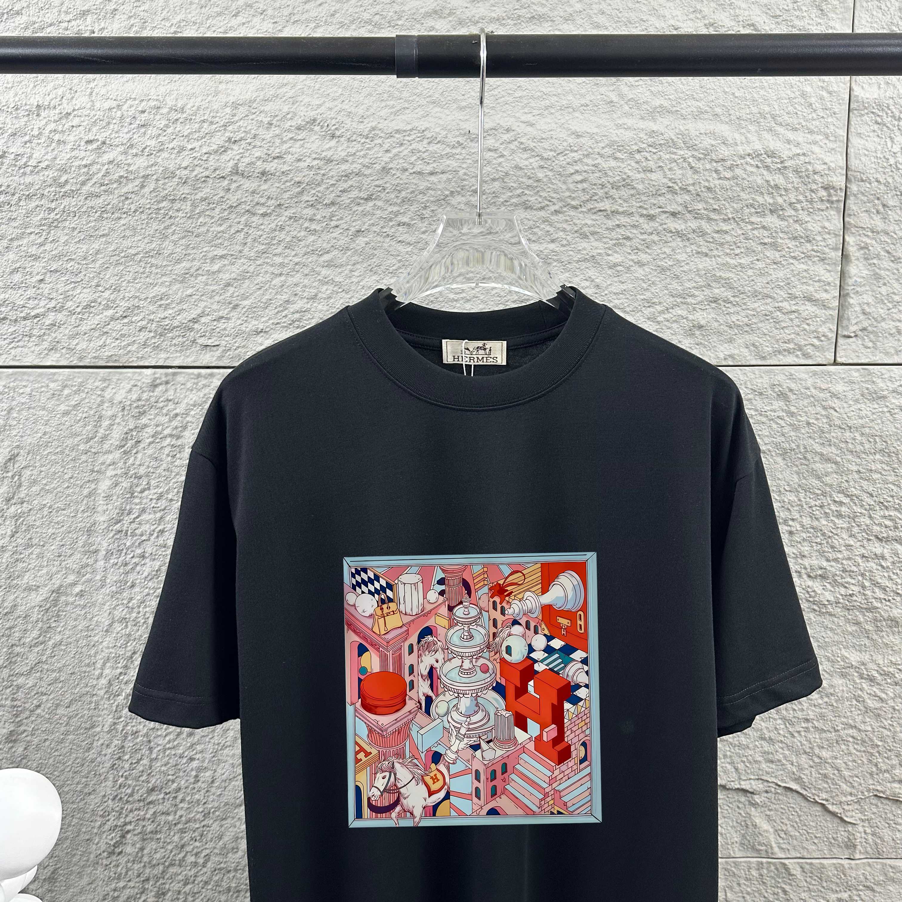 P75  
Herme*爱马仕* 2026春夏新款  马年大吉 经典印花 定制双纱平纹纯棉面料 短袖T恤 男女同款
颜色  ：黑色  白色  安哥拉红色 花灰色
尺码： S  （90-130斤）
          M  （120-150斤）
          L   （140-165斤）
         XL  （160-180斤） 
         XXL （180-210斤）