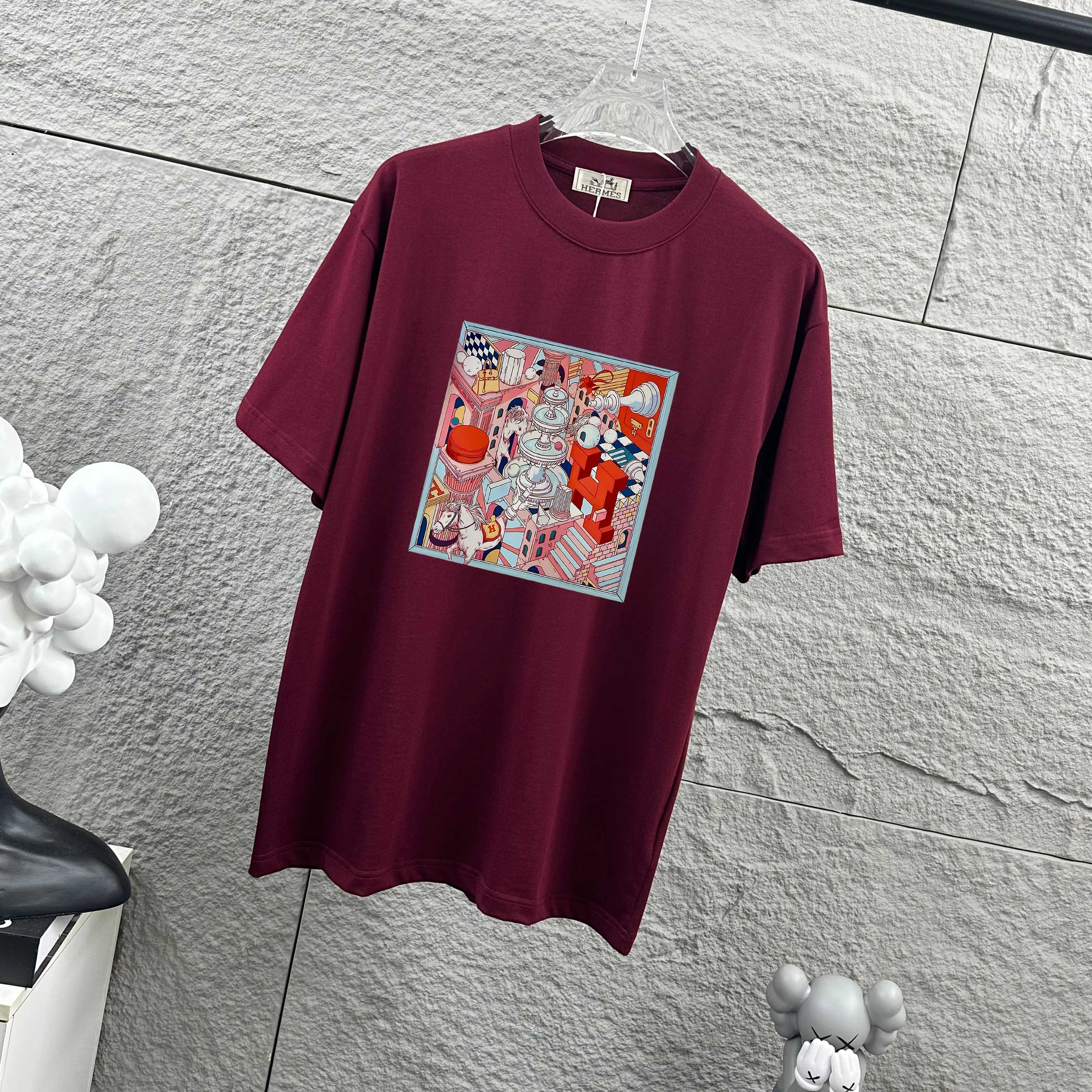 P75  
Herme*爱马仕* 2026春夏新款  马年大吉 经典印花 定制双纱平纹纯棉面料 短袖T恤 男女同款
颜色  ：黑色  白色  安哥拉红色 花灰色
尺码： S  （90-130斤）
          M  （120-150斤）
          L   （140-165斤）
         XL  （160-180斤） 
         XXL （180-210斤）