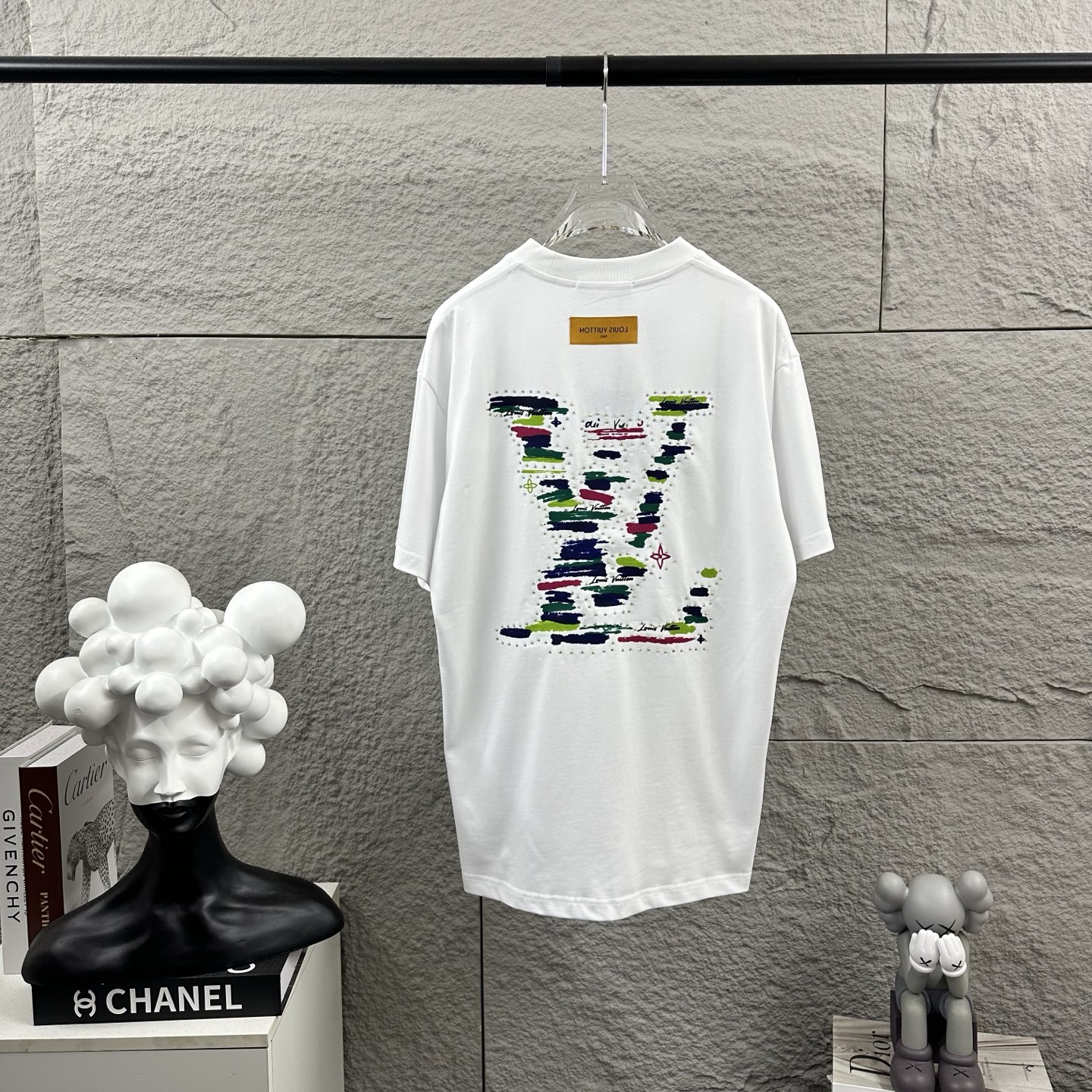P80 1v 路易*Nueva colección Primavera-Verano 2026, diseño clásico con letras grandes LV en relieve con pedrería + estampa…