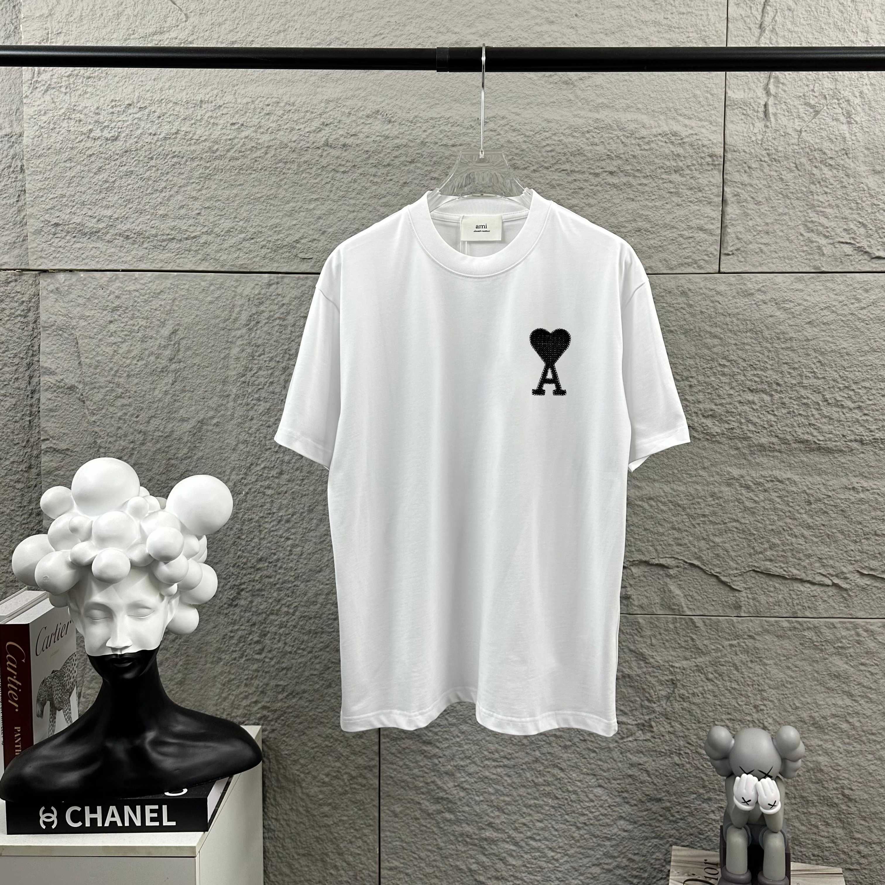P75 Ami Corazón Colección primavera/verano 2026, clásico y minimalista con bordado de gran corazón tridimensional y log…