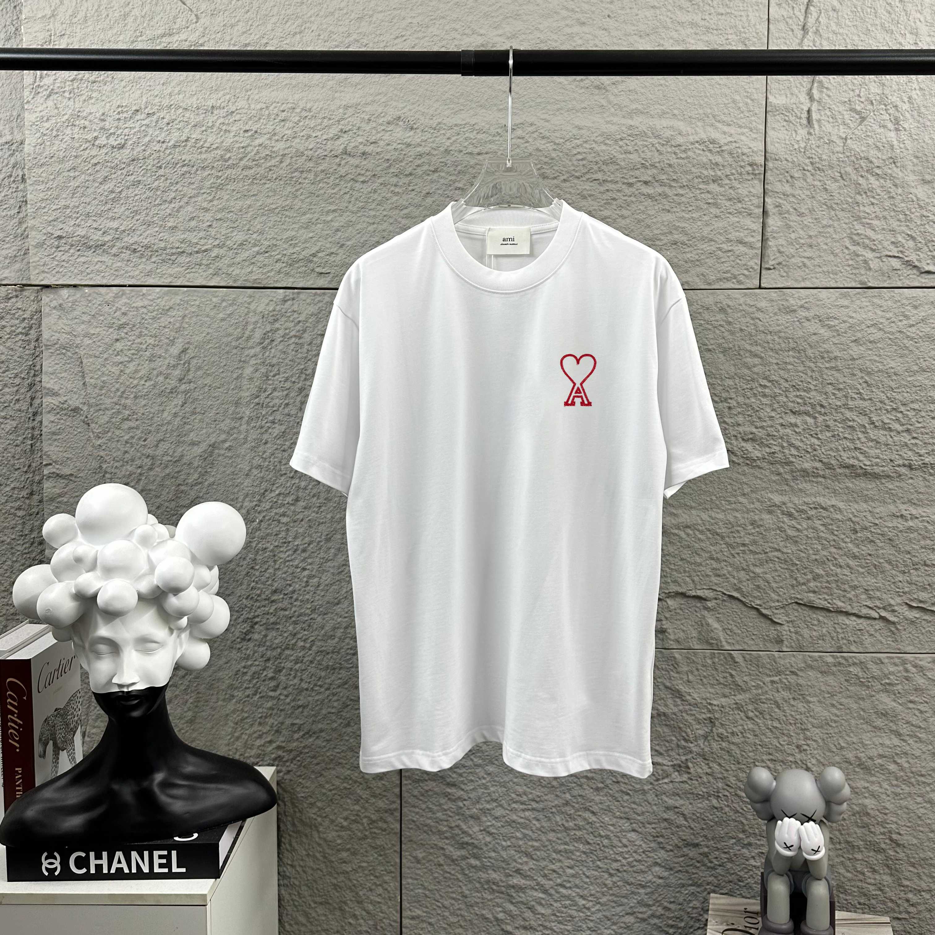 P75 Ami Corazón 2026 primavera-verano estilo clásico y minimalista con bordado tridimensional de corazón y logo persona…