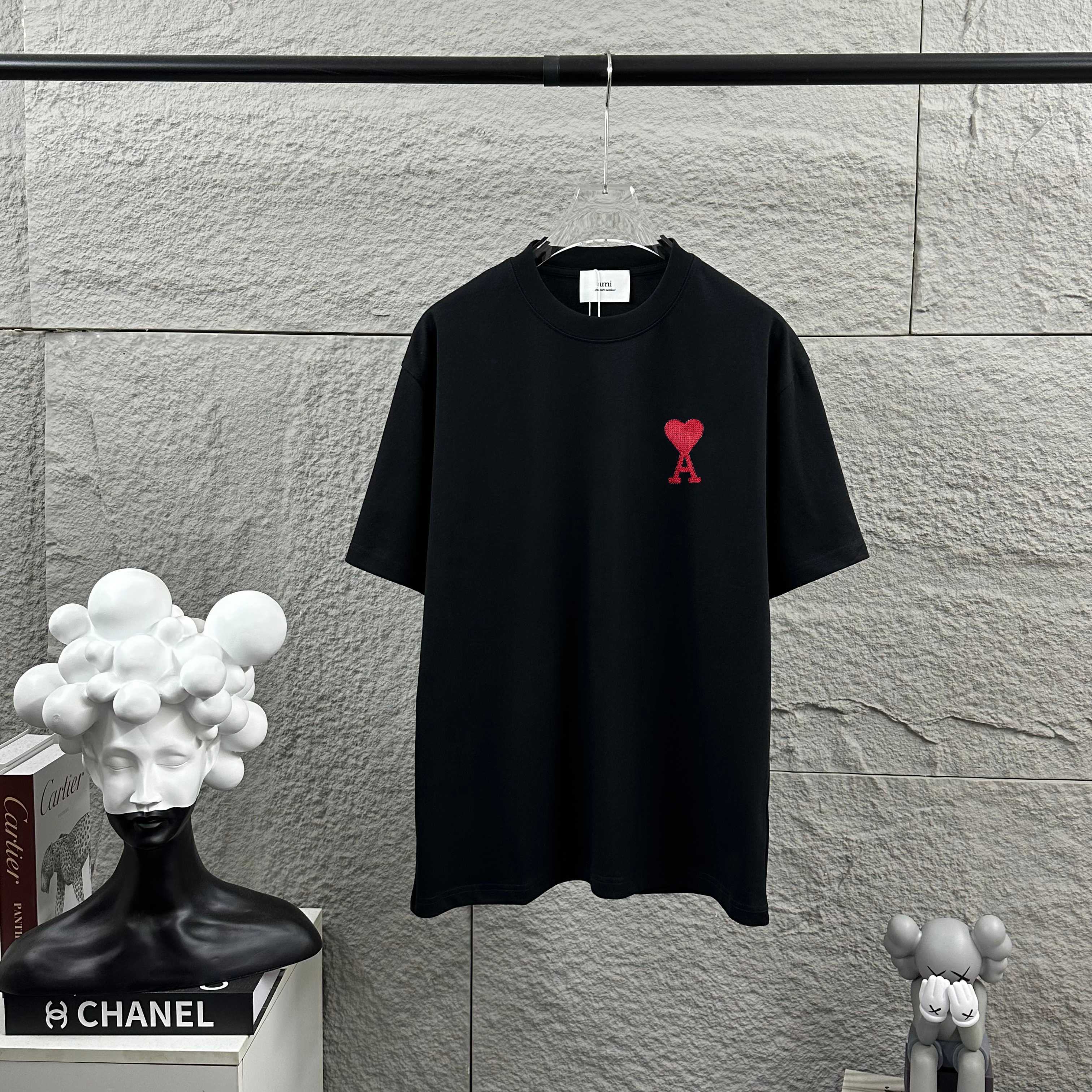 P75 Ami Corazón 2026 primavera-verano estilo clásico y minimalista con bordado tridimensional de gran corazón y logo pe…