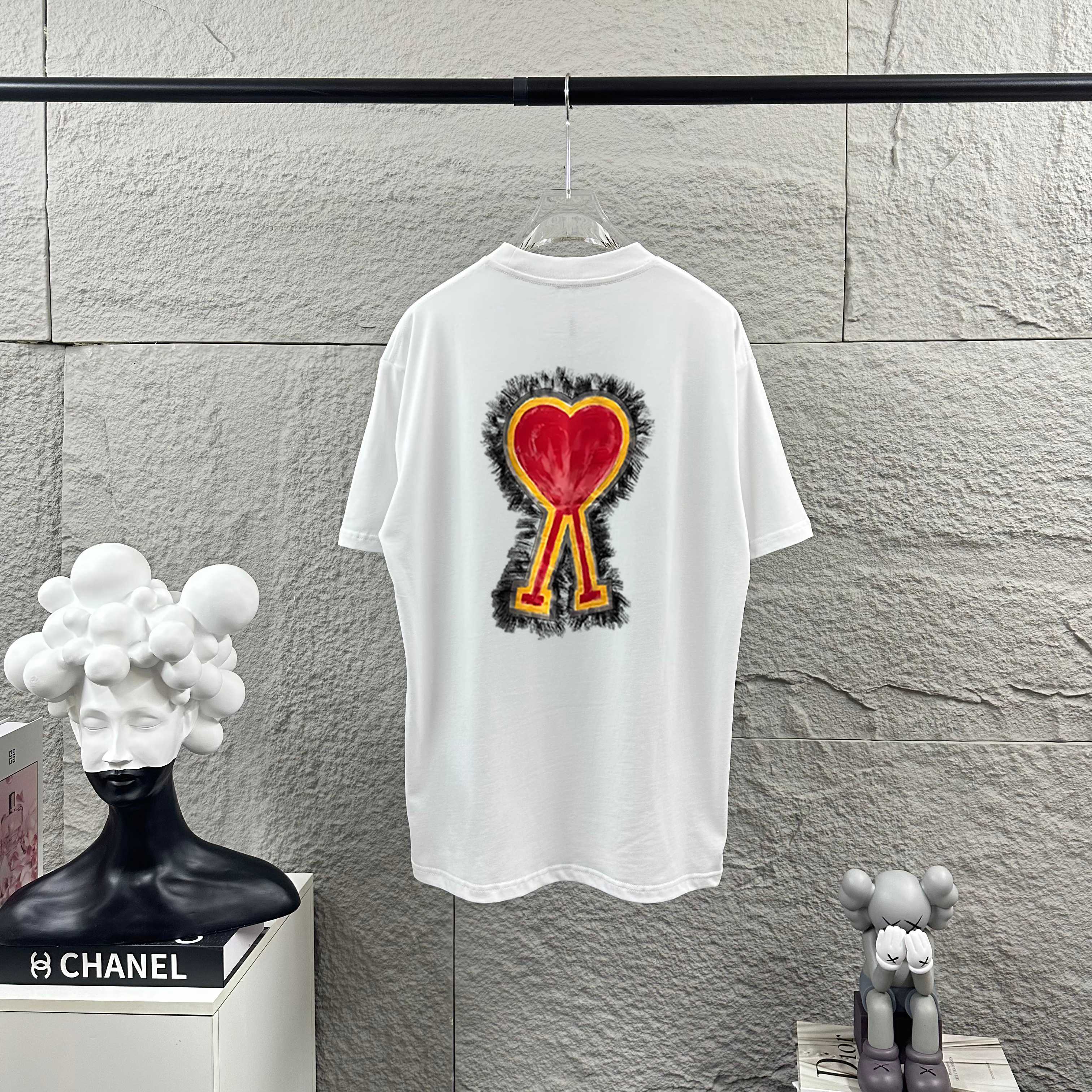 P75 Ami Corazón 2026 primavera-verano estilo clásico y minimalista con estampado tridimensional de corazón y logo perso…
