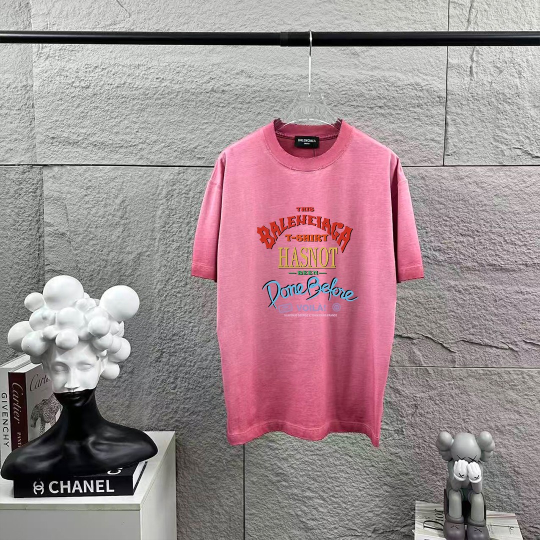 P80 BALENciaga*París*Nueva colección primavera-verano 2026, lavado a la piedra con desgastes y rotos, estampado de letr…