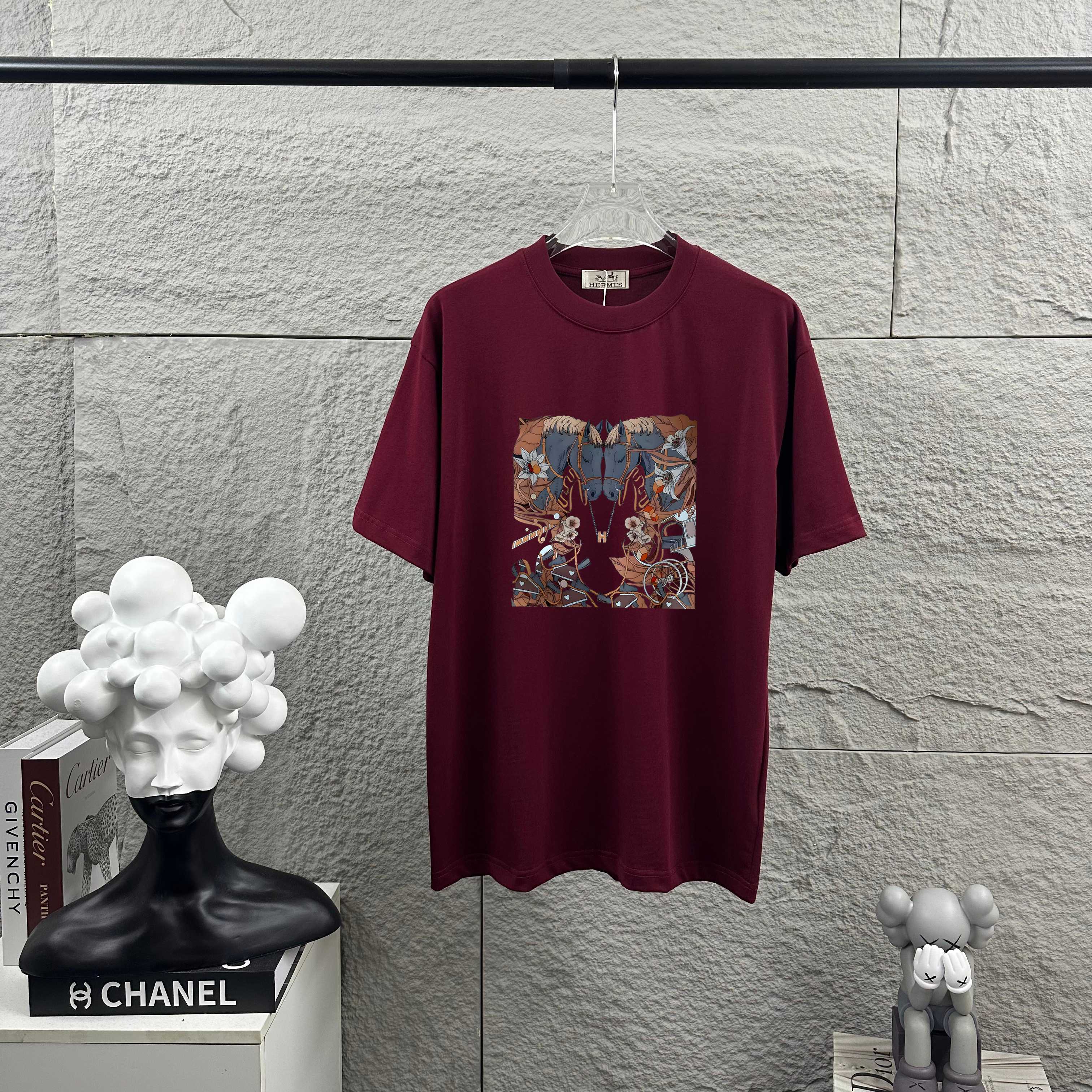 Hermès Herme*爱马仕* 2026春夏新款 马年大吉 烫画工艺 定制双纱平纹纯棉面料 短袖T恤
