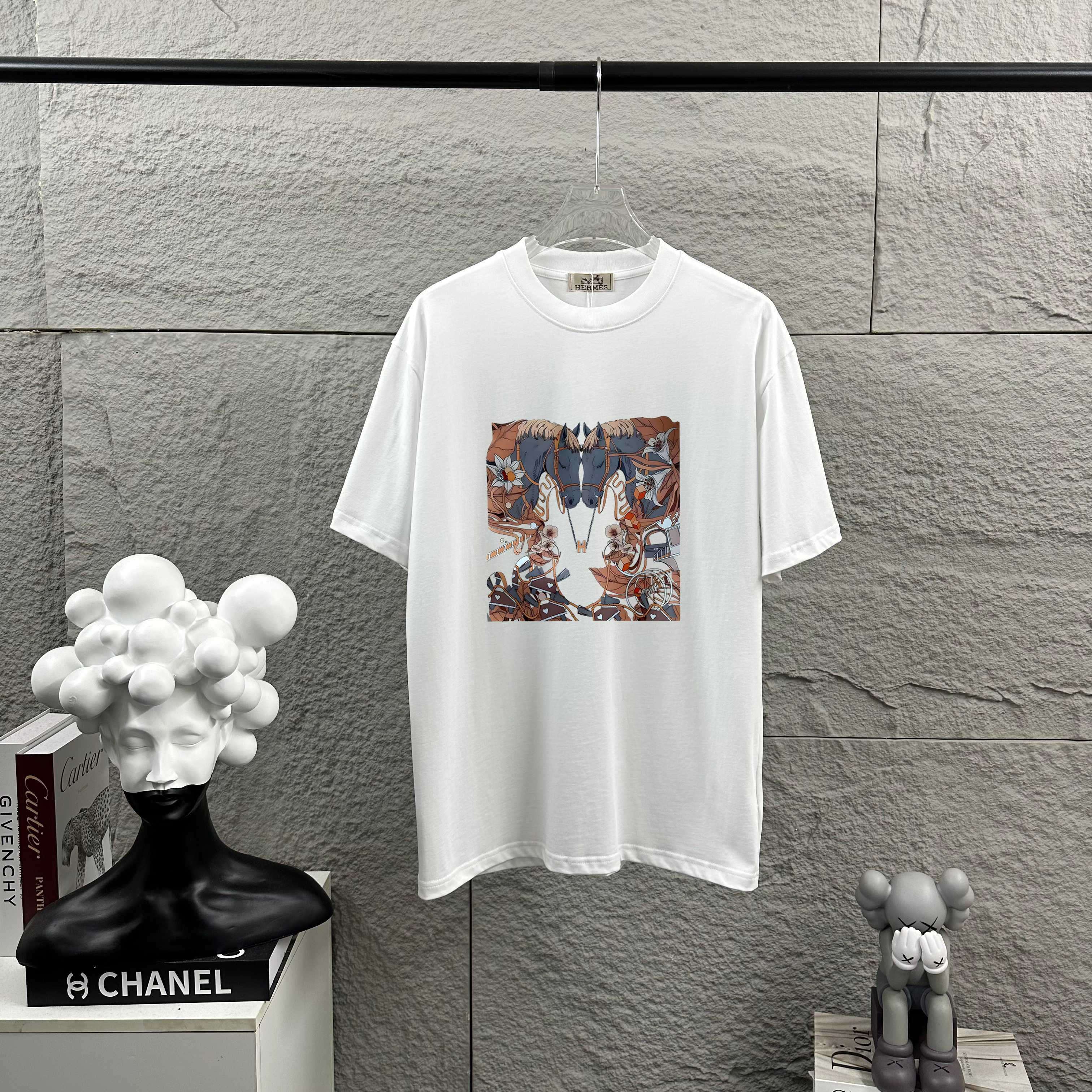 Hermès Herme*爱马仕* 2026春夏新款 马年大吉 烫画工艺 定制双纱平纹纯棉面料 短袖T恤