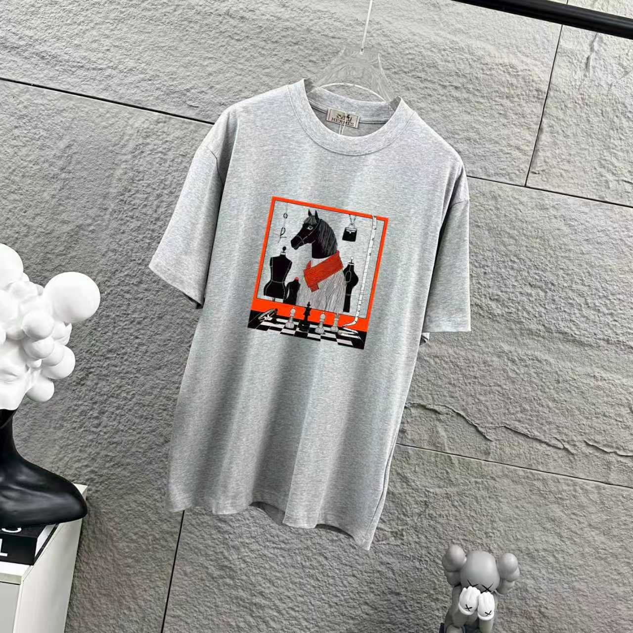 Hermès Herme*爱马仕* 2026春夏新款 马年大吉 烫画工艺 定制双纱平纹纯棉面料 短袖T恤