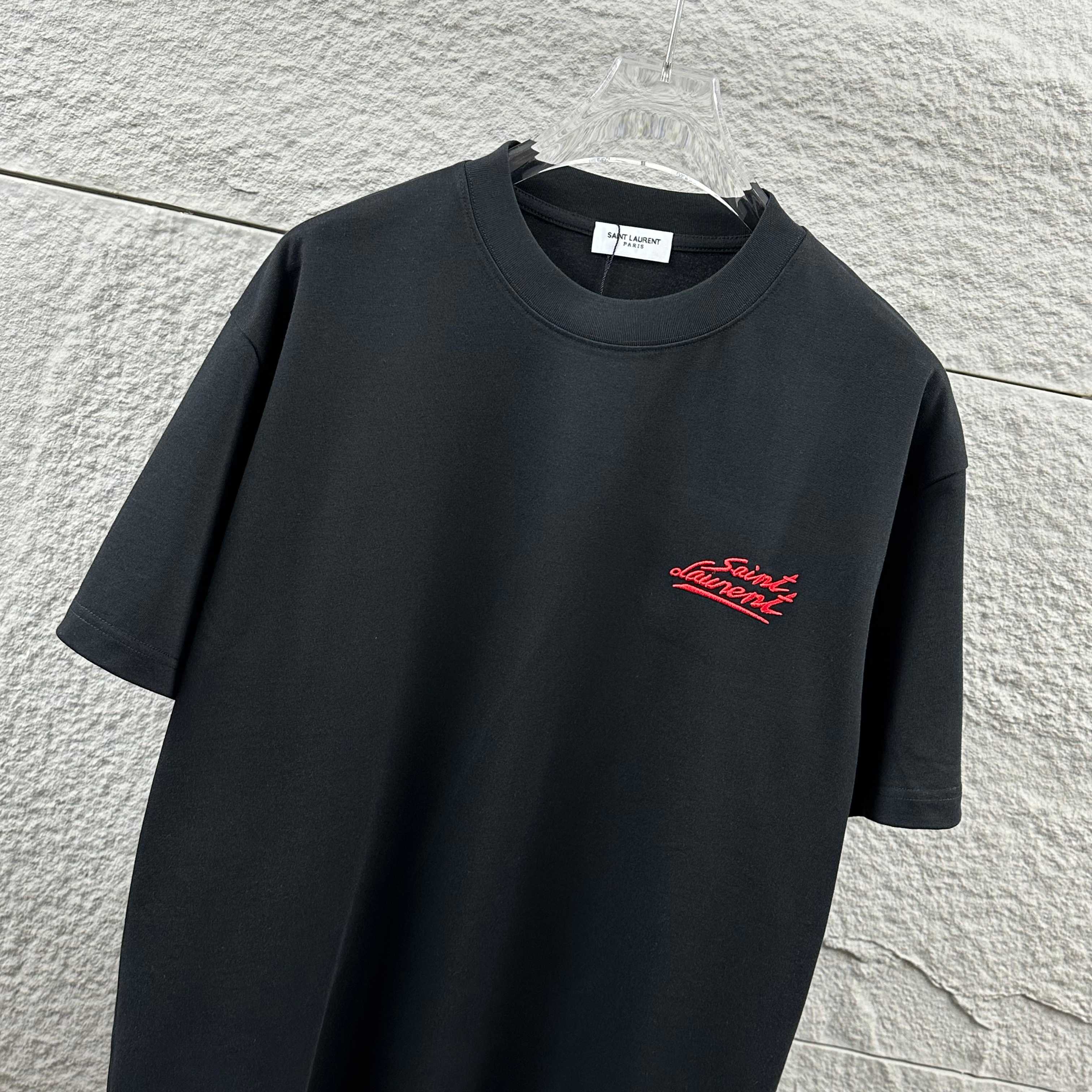Saint Laurent ysl*圣罗兰* 2026春款新款 简约字母刺绣+贴绒工艺工艺，定制纯棉双纱面料 短袖圆领