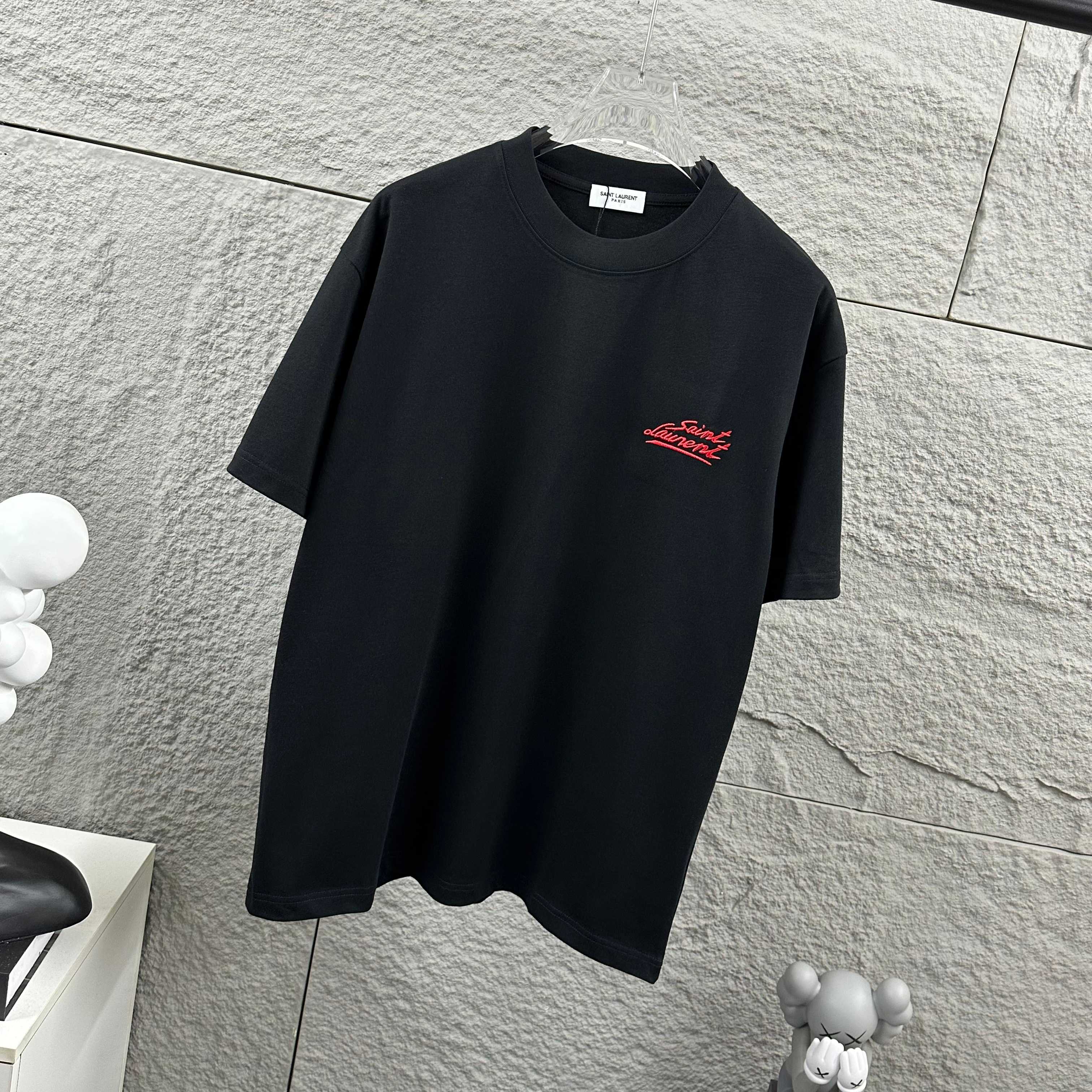 Saint Laurent ysl*圣罗兰* 2026春款新款 简约字母刺绣+贴绒工艺工艺，定制纯棉双纱面料 短袖圆领
