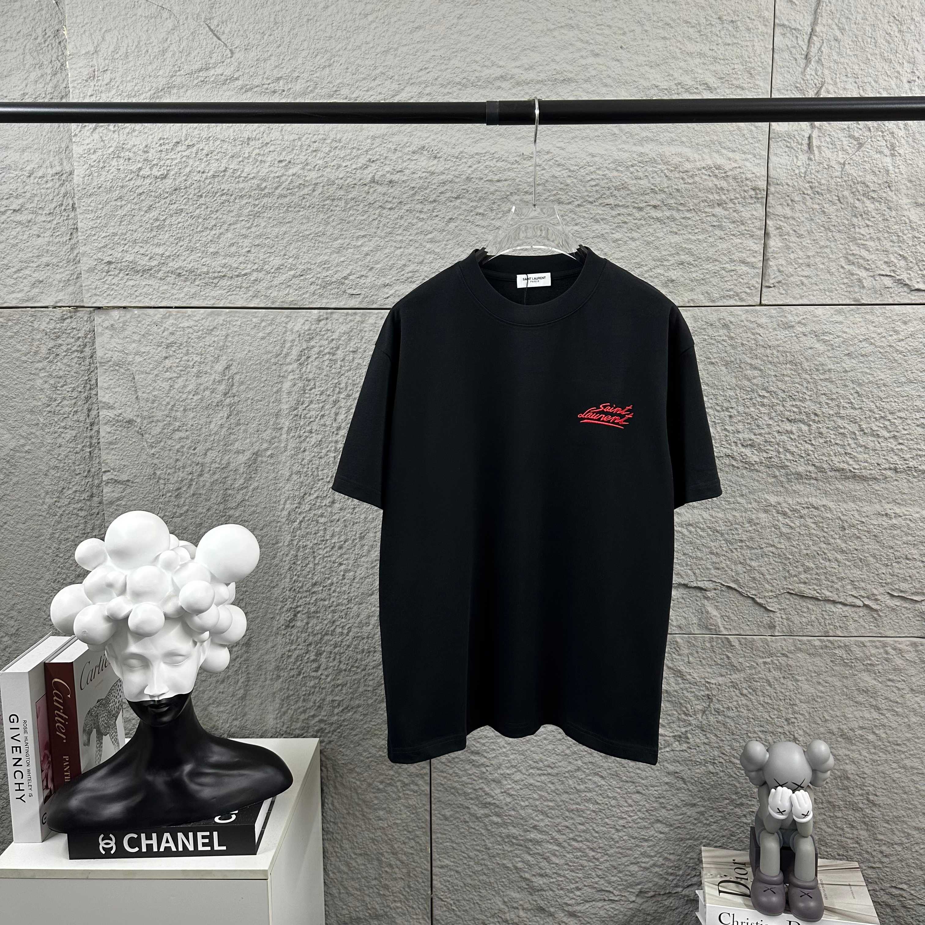 Saint Laurent ysl*圣罗兰* 2026春款新款 简约字母刺绣+贴绒工艺工艺，定制纯棉双纱面料 短袖圆领